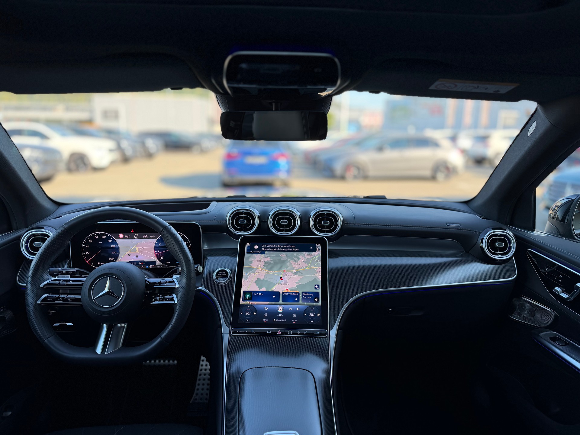 MERCEDES-BENZ GLC 300 AMG Line 4Matic 9G-Tronic-image-4