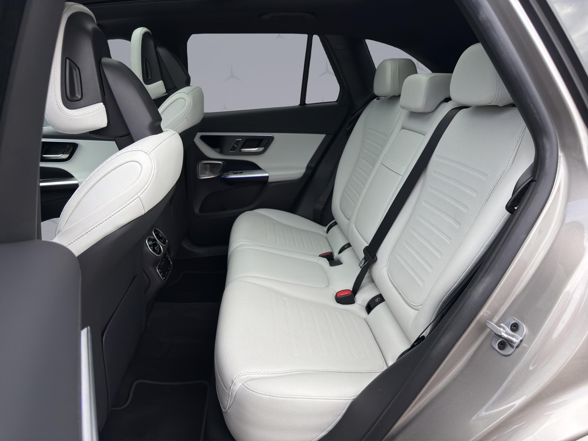 MERCEDES-BENZ GLC 400 e AMG Line 4matic-image-11