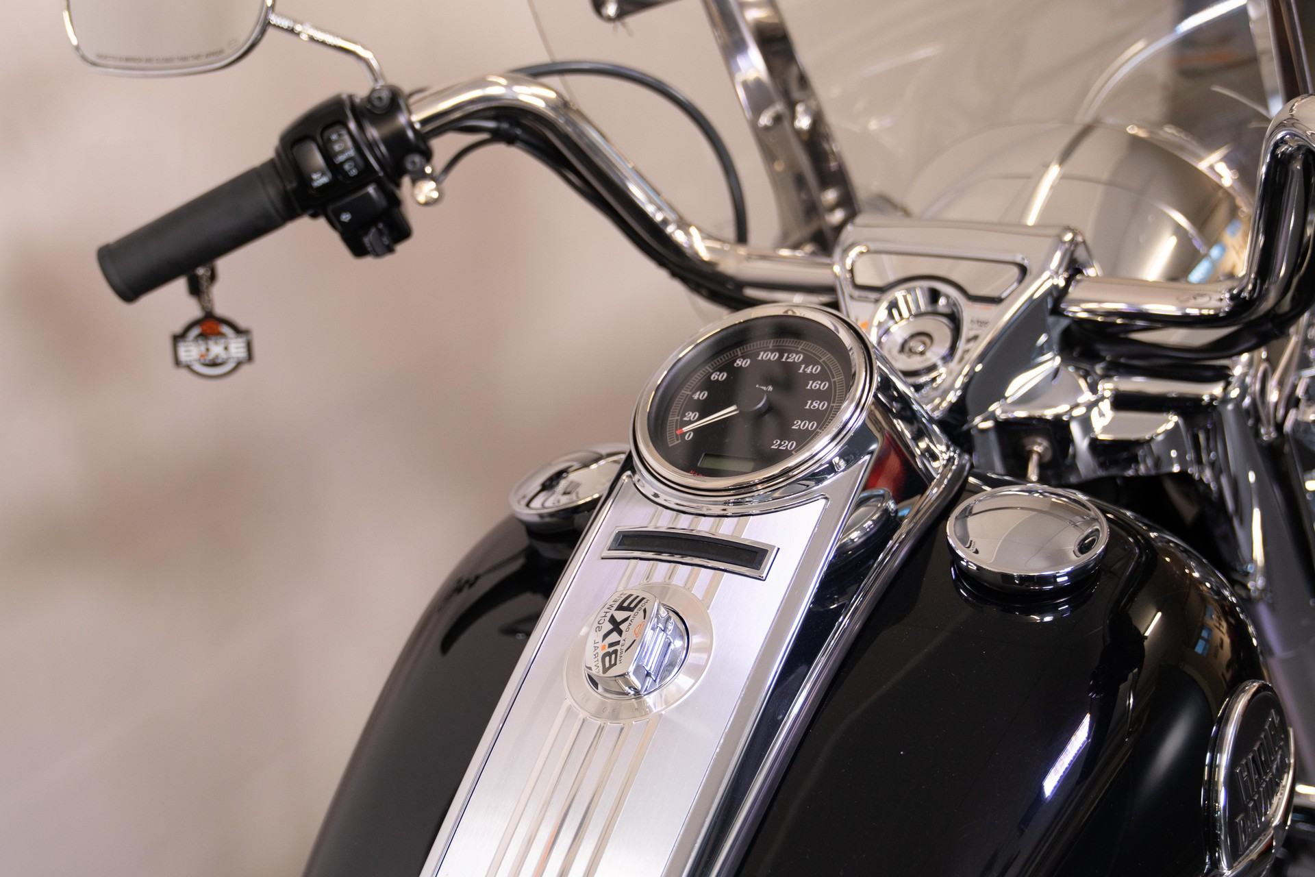 HARLEY-DAVIDSON FLHRC Road King Classic ABS-image-9