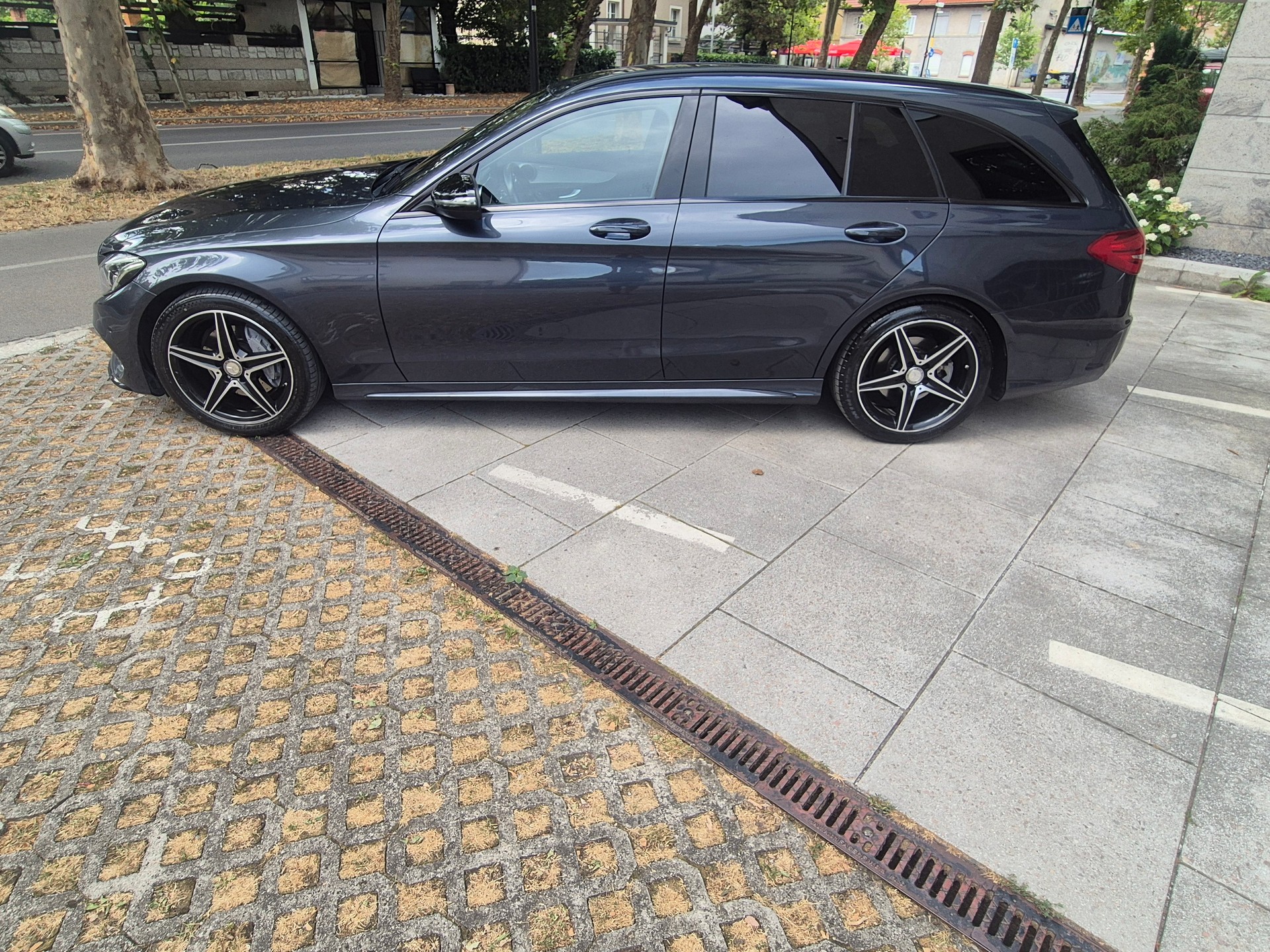 MERCEDES-BENZ C 200 AMG Line-image-3