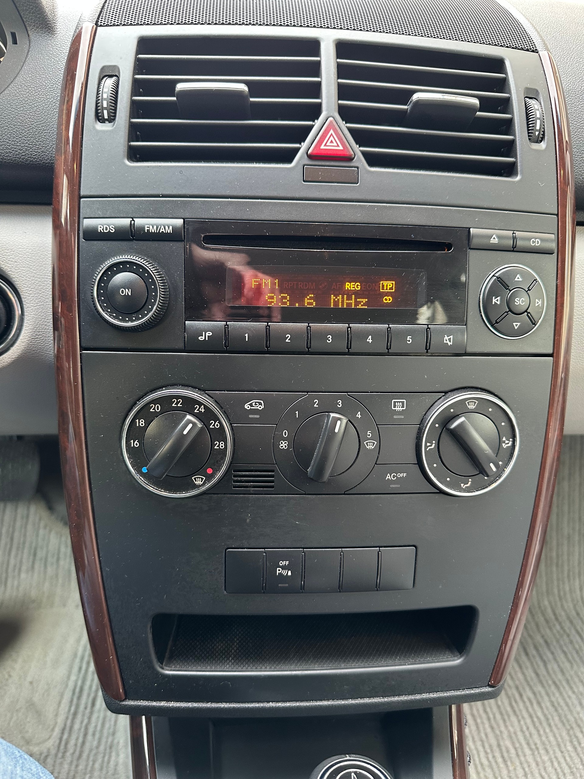 MERCEDES-BENZ A 170 Elégance-image-16