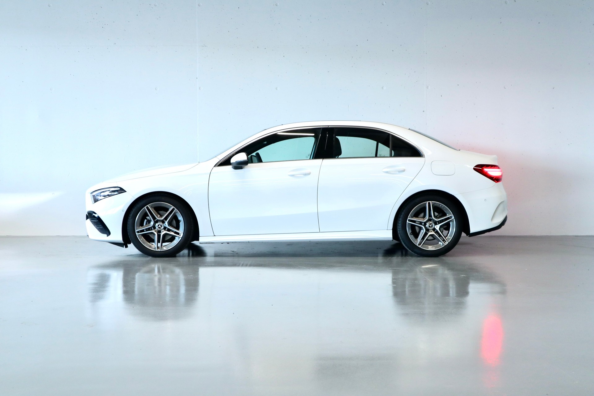 MERCEDES-BENZ A 200 AMG LINE | AUTOMAT | PANORAMADACH |-showroom-element-1