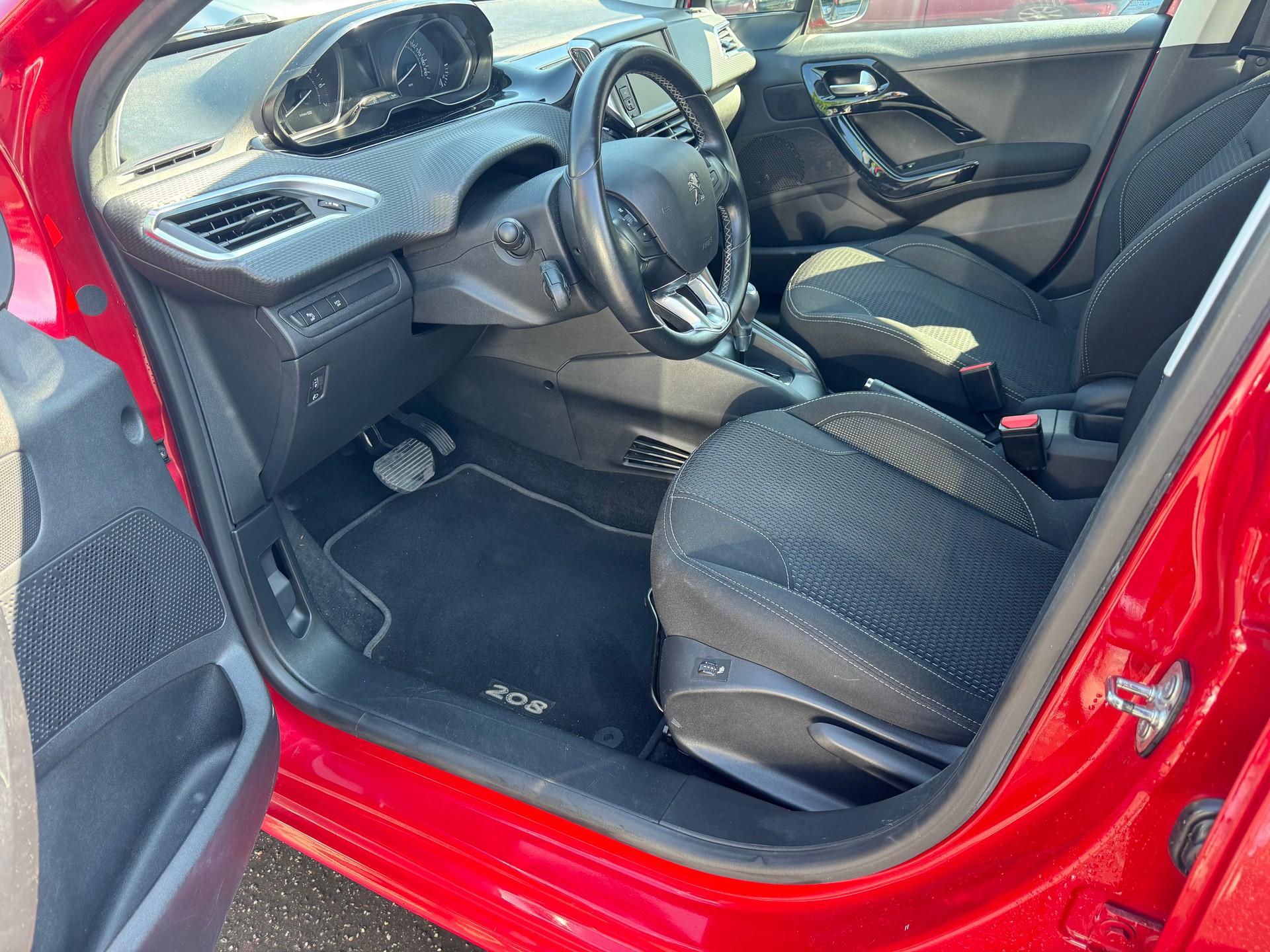 PEUGEOT 208 1.2 PureTech Style EAT6-image-9