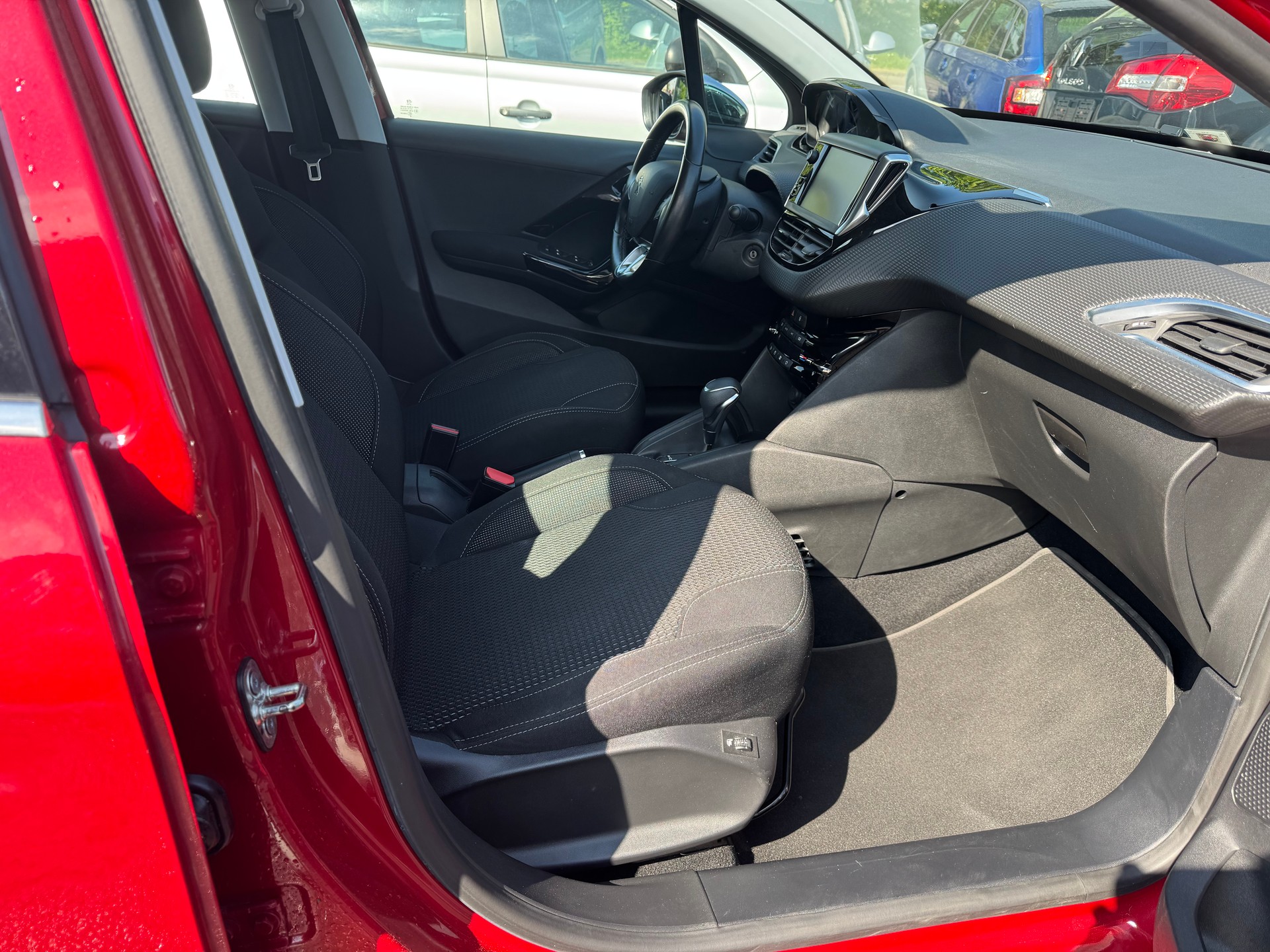 PEUGEOT 208 1.2 PureTech Style EAT6-image-10