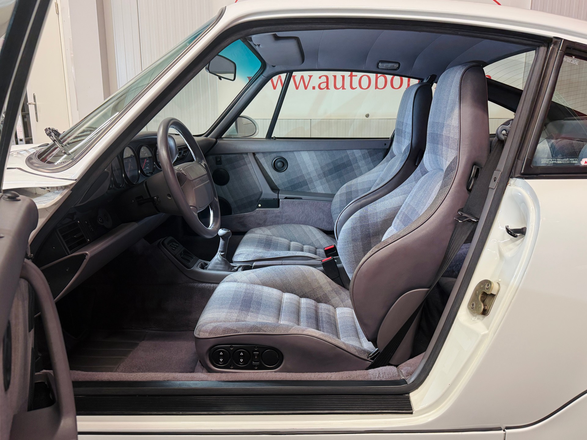 PORSCHE 911 964 Carrera 4 mit seltenem „Multicolor Cloth Grey Interieur“ Veteran-image-3