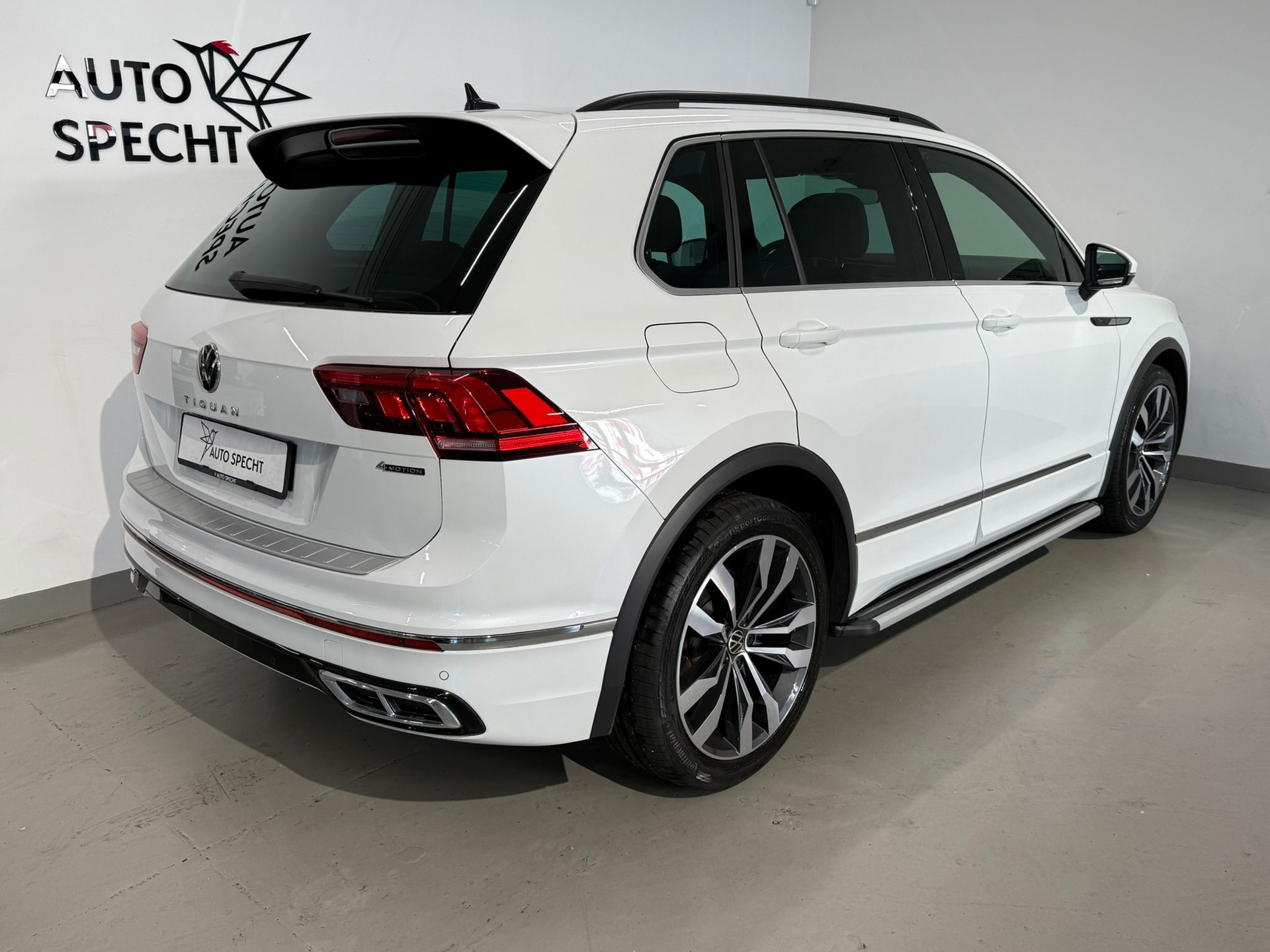 VW Tiguan 2.0TSI R-Line 4Motion DSG-showroom-element-3