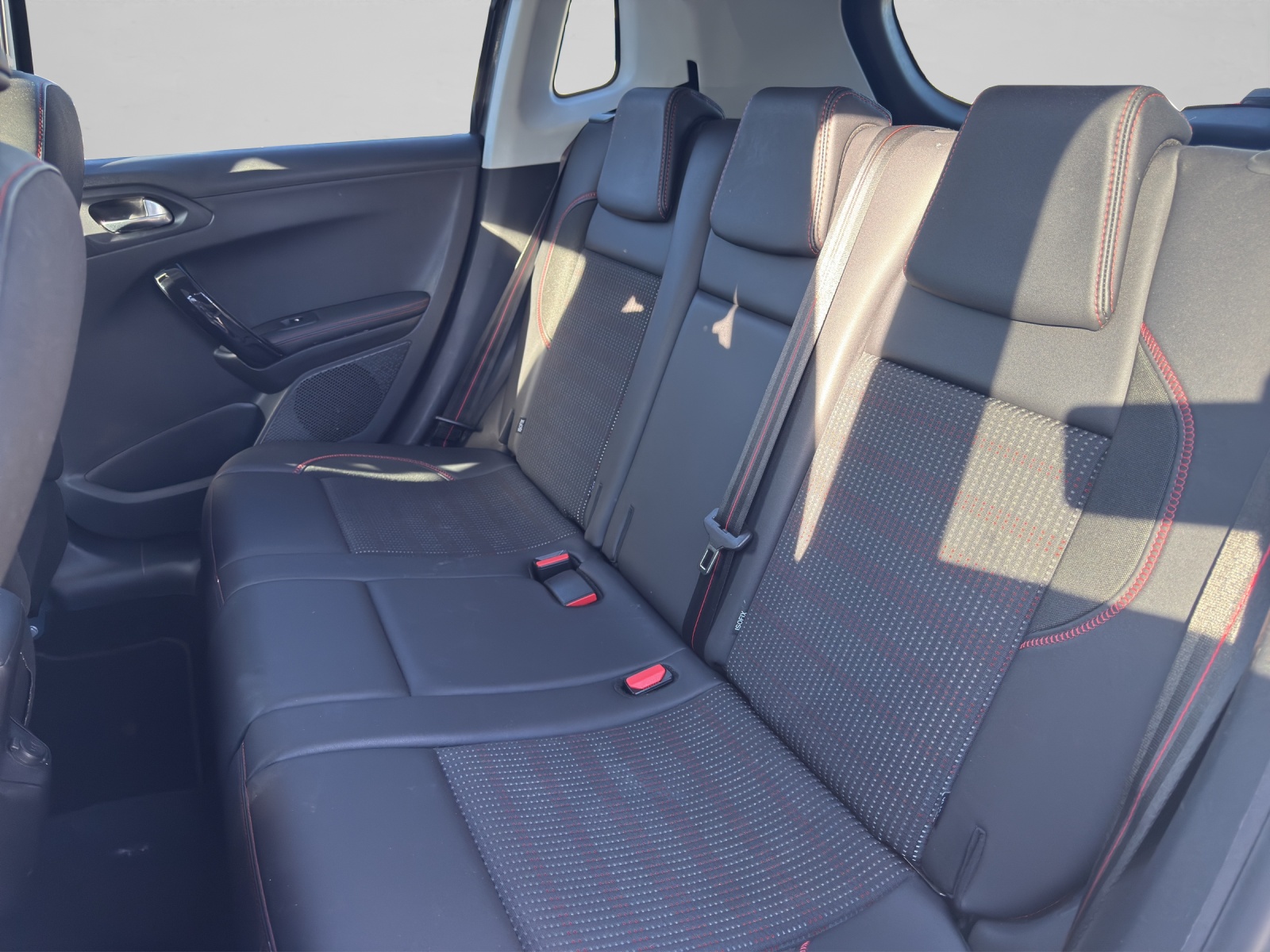 PEUGEOT 2008 1.2 PureTech GT Line EAT6-image-11