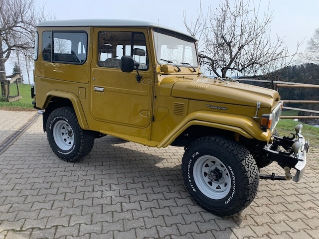 TOYOTA FJ-40