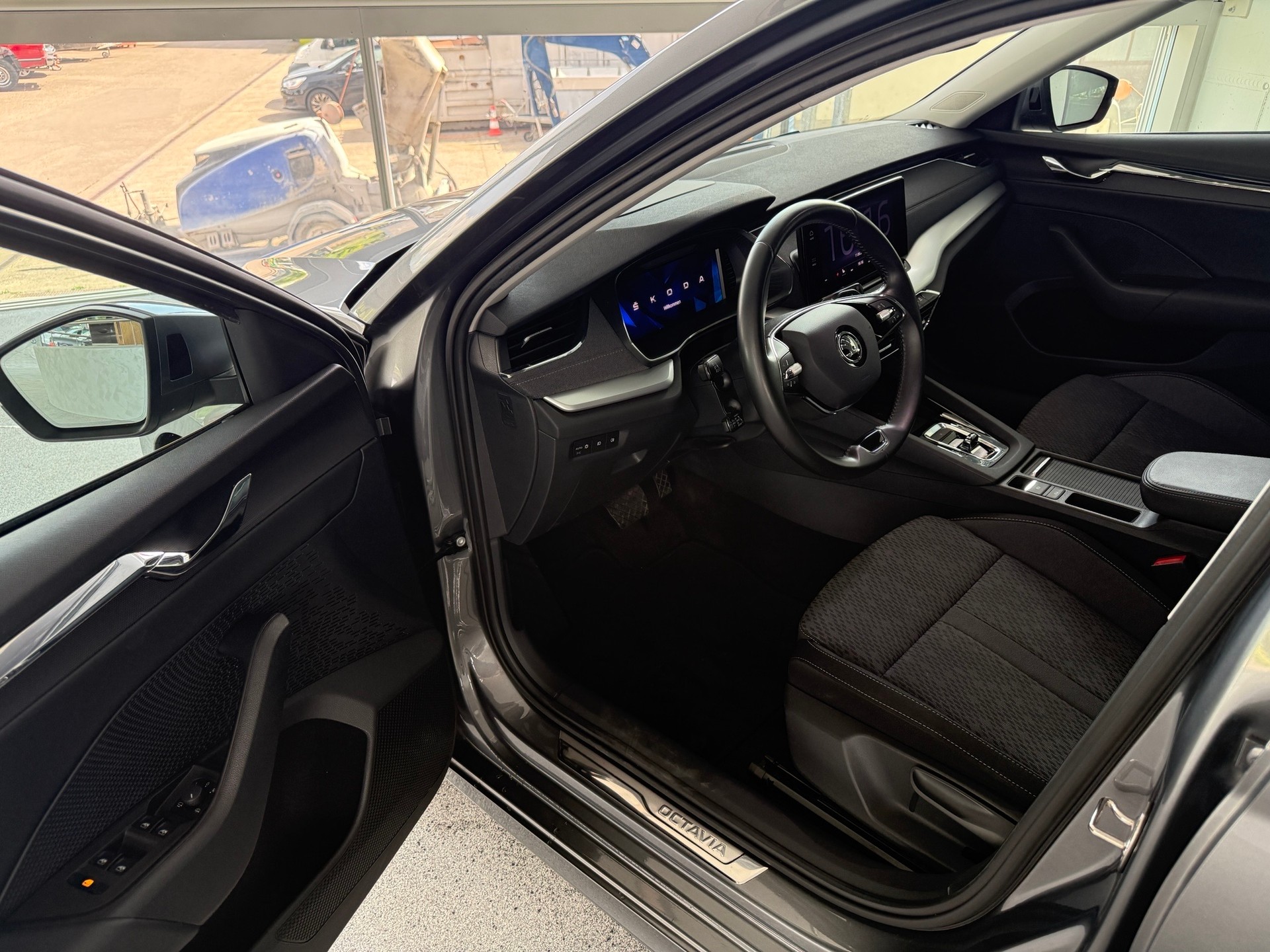 SKODA Octavia Combi 2.0 TDI DSG Ambition-image-6