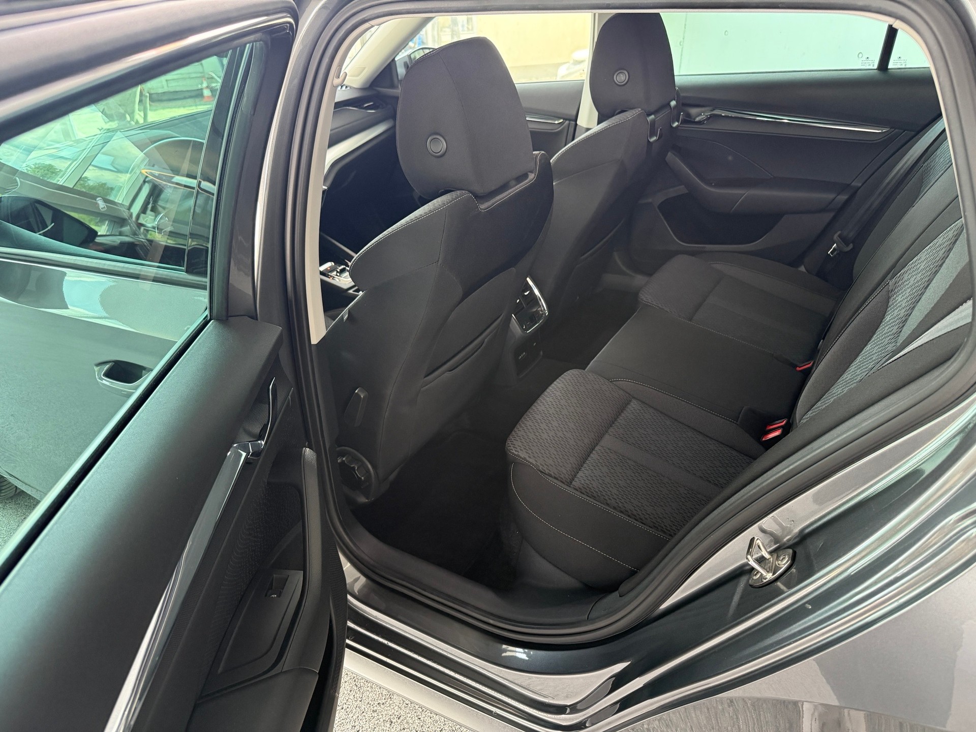 SKODA Octavia Combi 2.0 TDI DSG Ambition-image-8