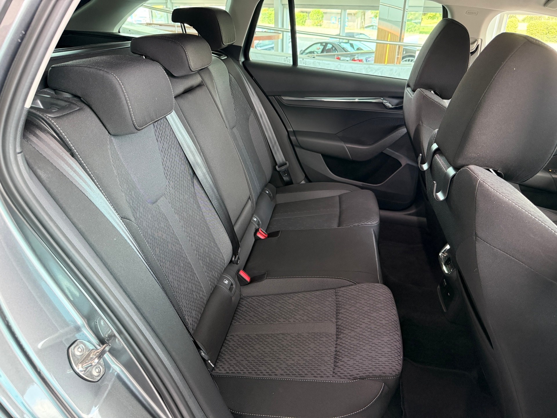 SKODA Octavia Combi 2.0 TDI DSG Ambition-image-12