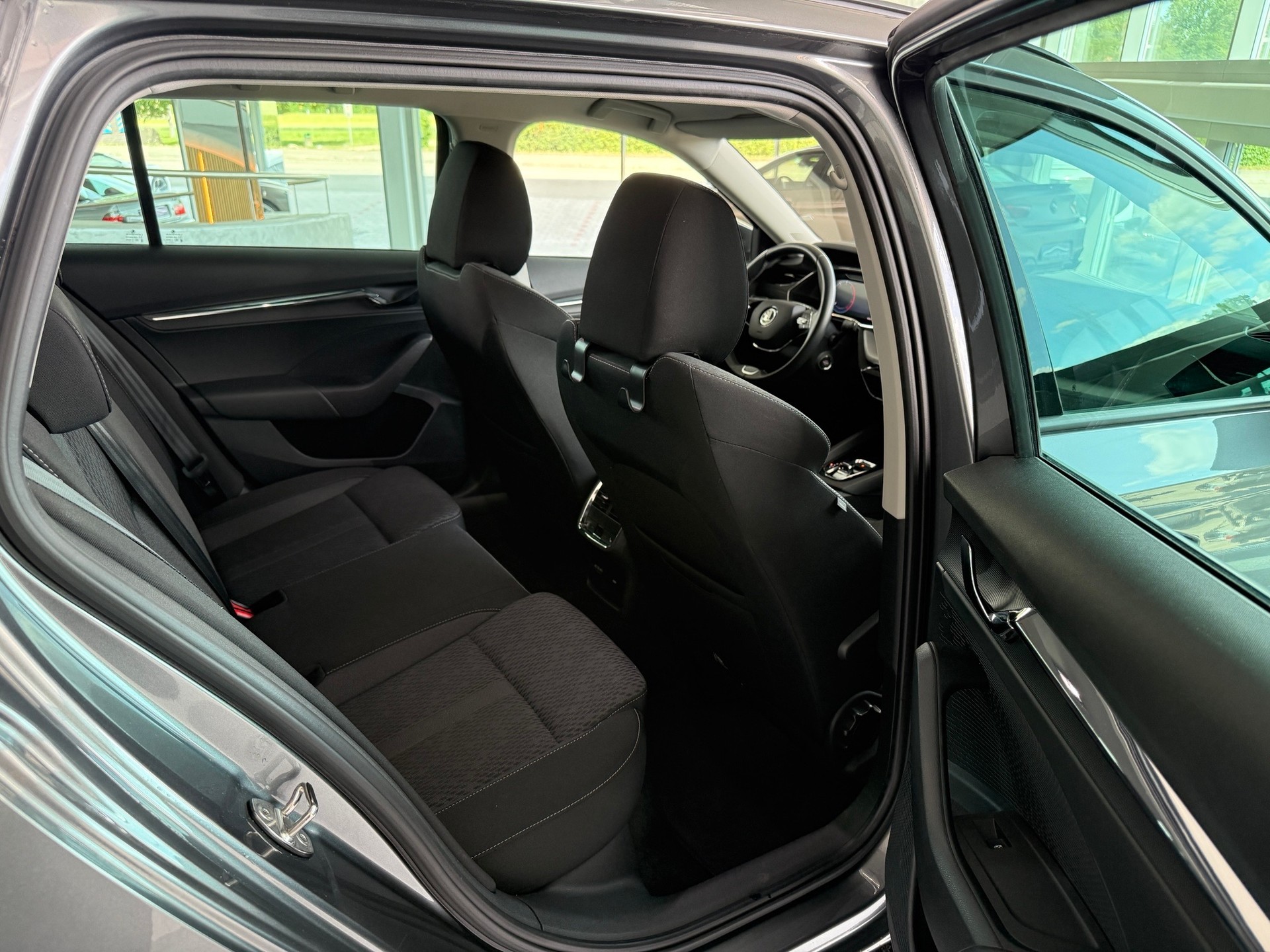 SKODA Octavia Combi 2.0 TDI DSG Ambition-image-11
