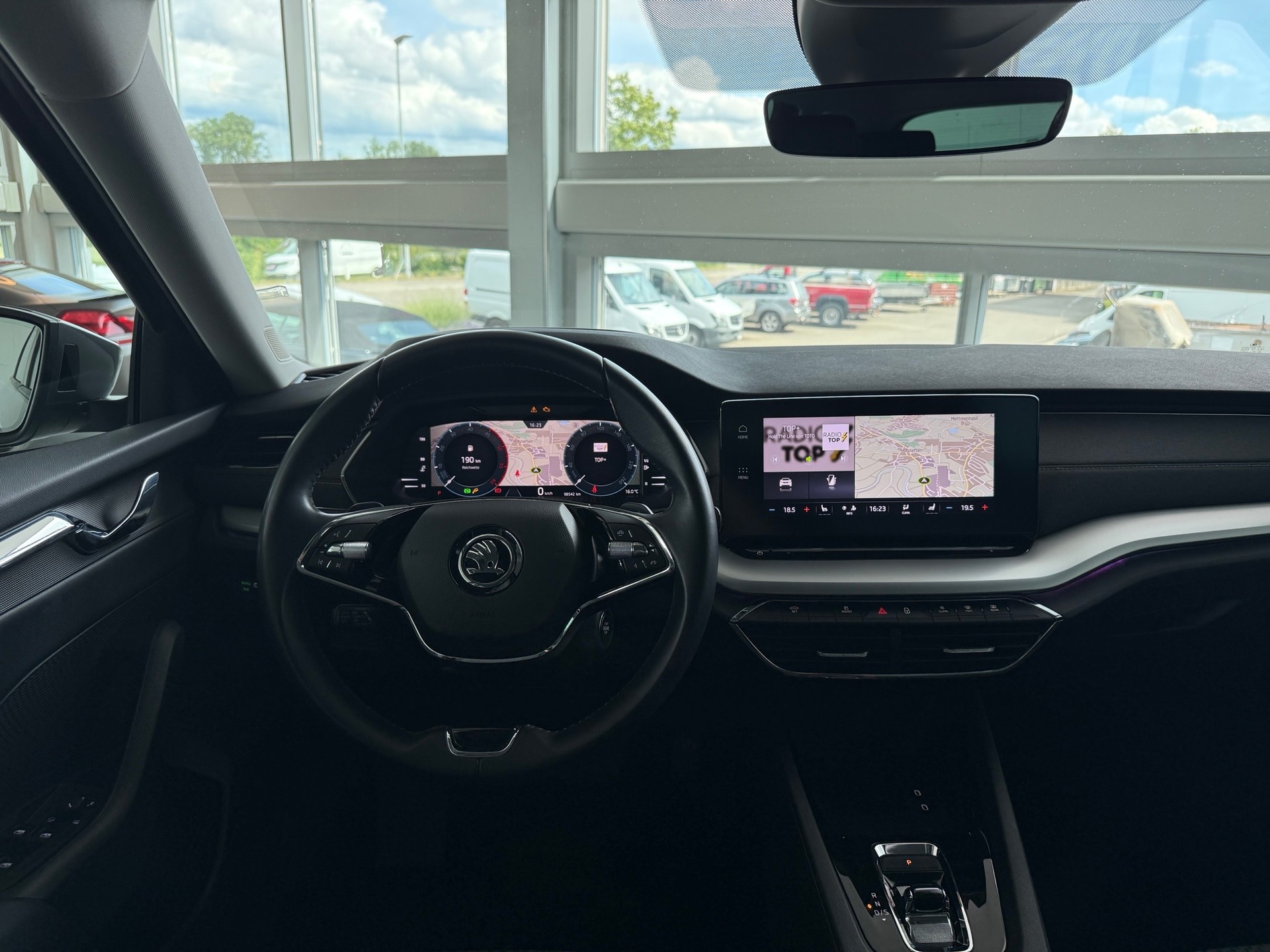 SKODA Octavia Combi 2.0 TDI DSG Ambition-image-18