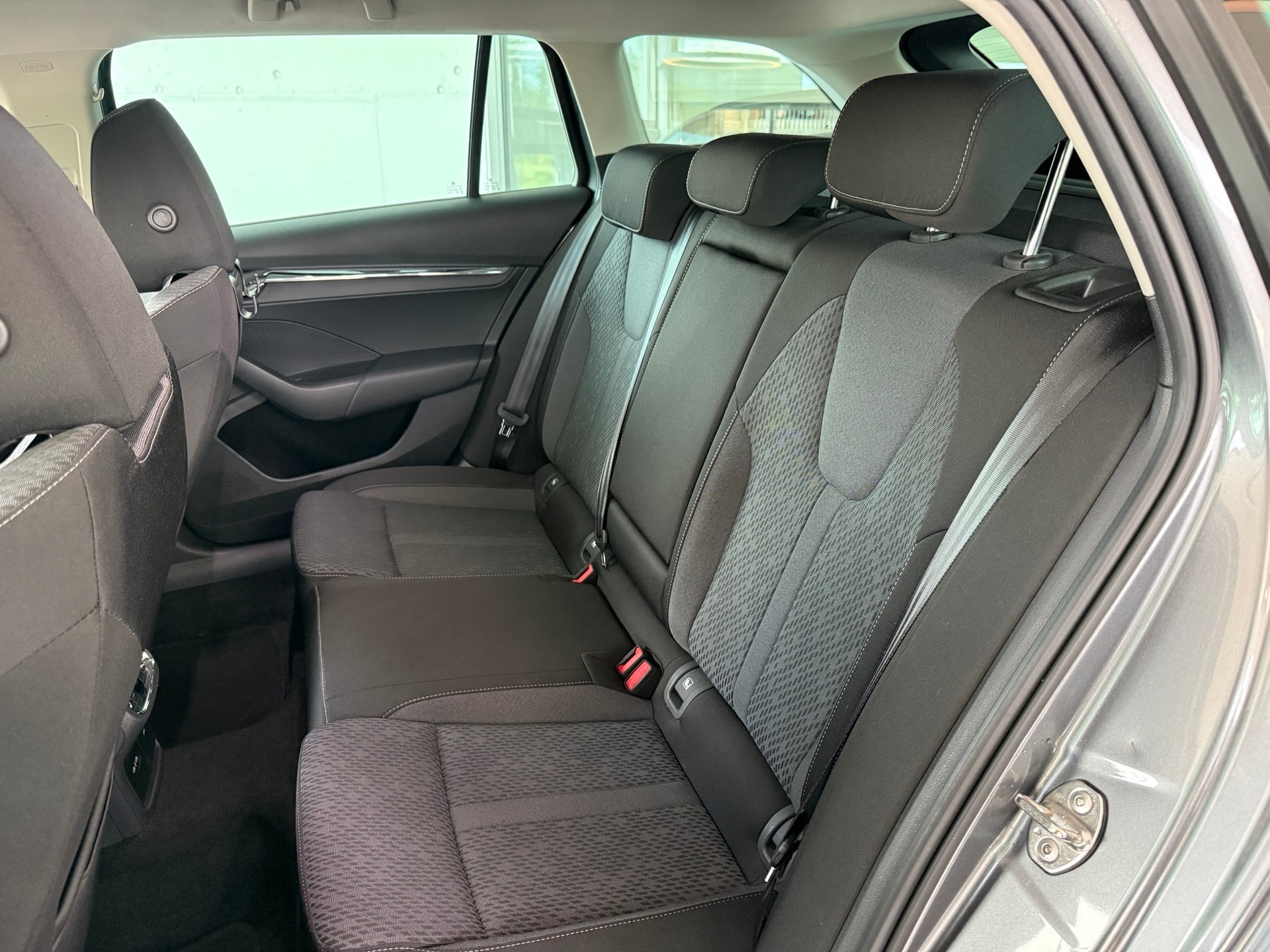 SKODA Octavia Combi 2.0 TDI DSG Ambition-image-9