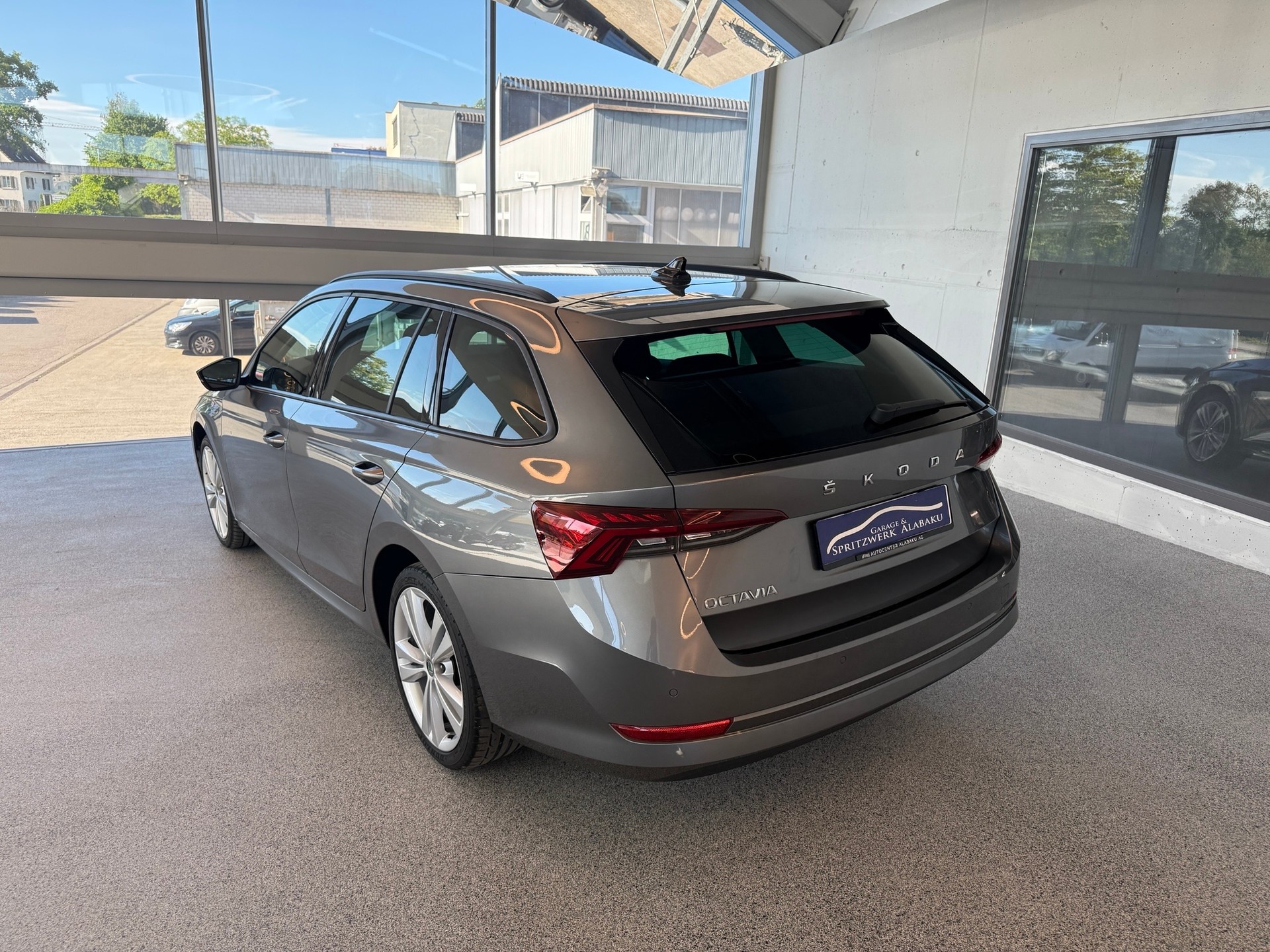 SKODA Octavia Combi 2.0 TDI DSG Ambition-showroom-element-3