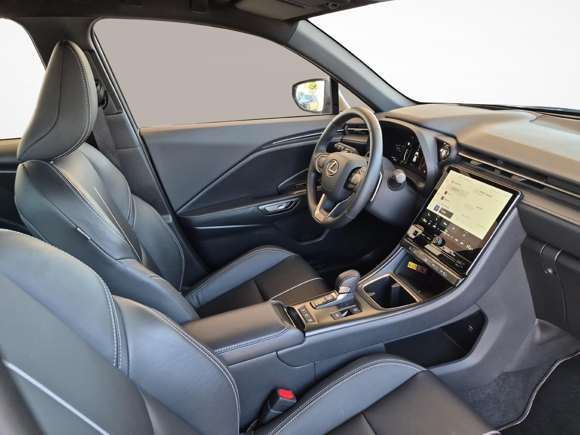 LEXUS LBX 1.5 Hybrid Relax AWD-image-9