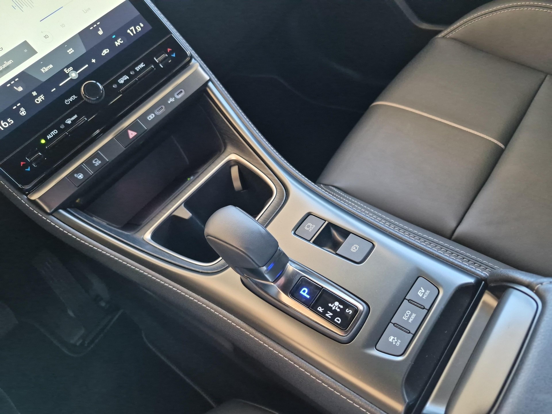 LEXUS LBX 1.5 Hybrid Relax AWD-image-15