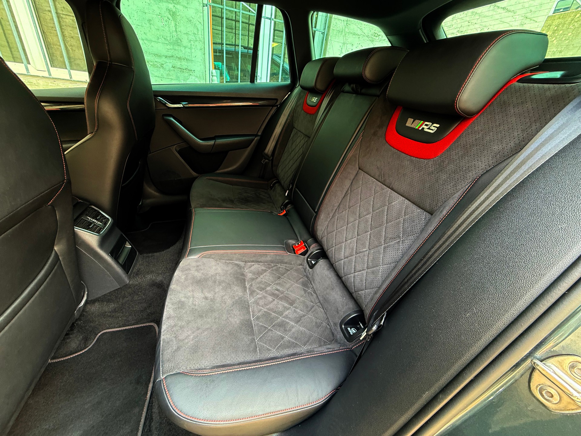 SKODA Octavia Combi 2.0 TDI RS 4x4 DSG-image-19
