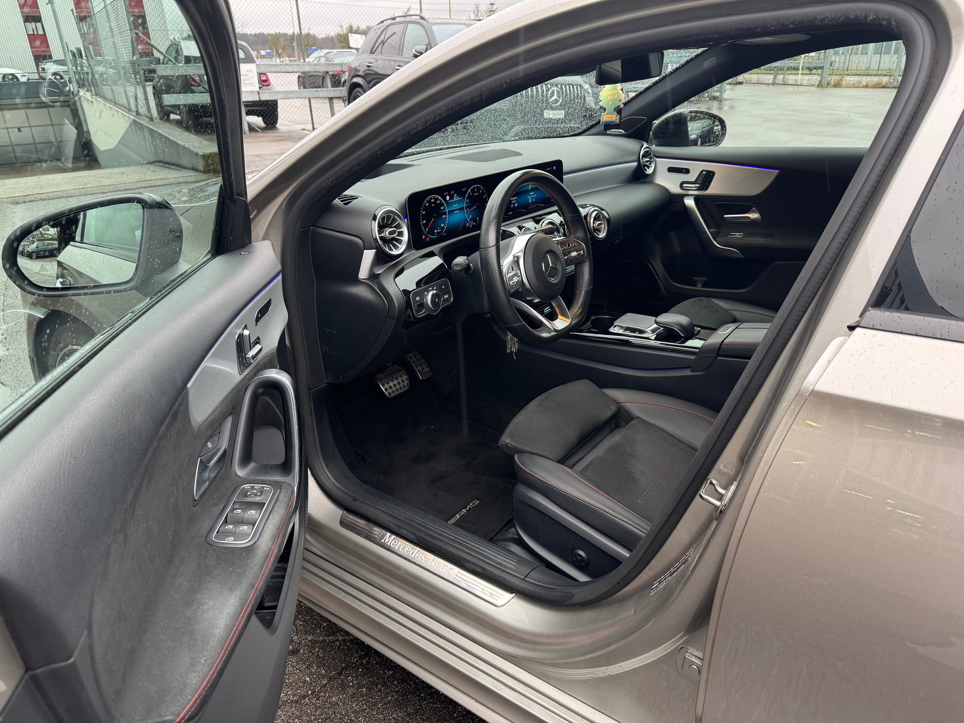 MERCEDES-BENZ A 250 AMG Line 7G-DCT-image-8