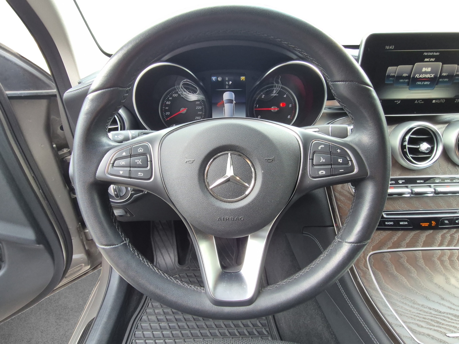 MERCEDES-BENZ GLC 250 d 4Matic-image-10