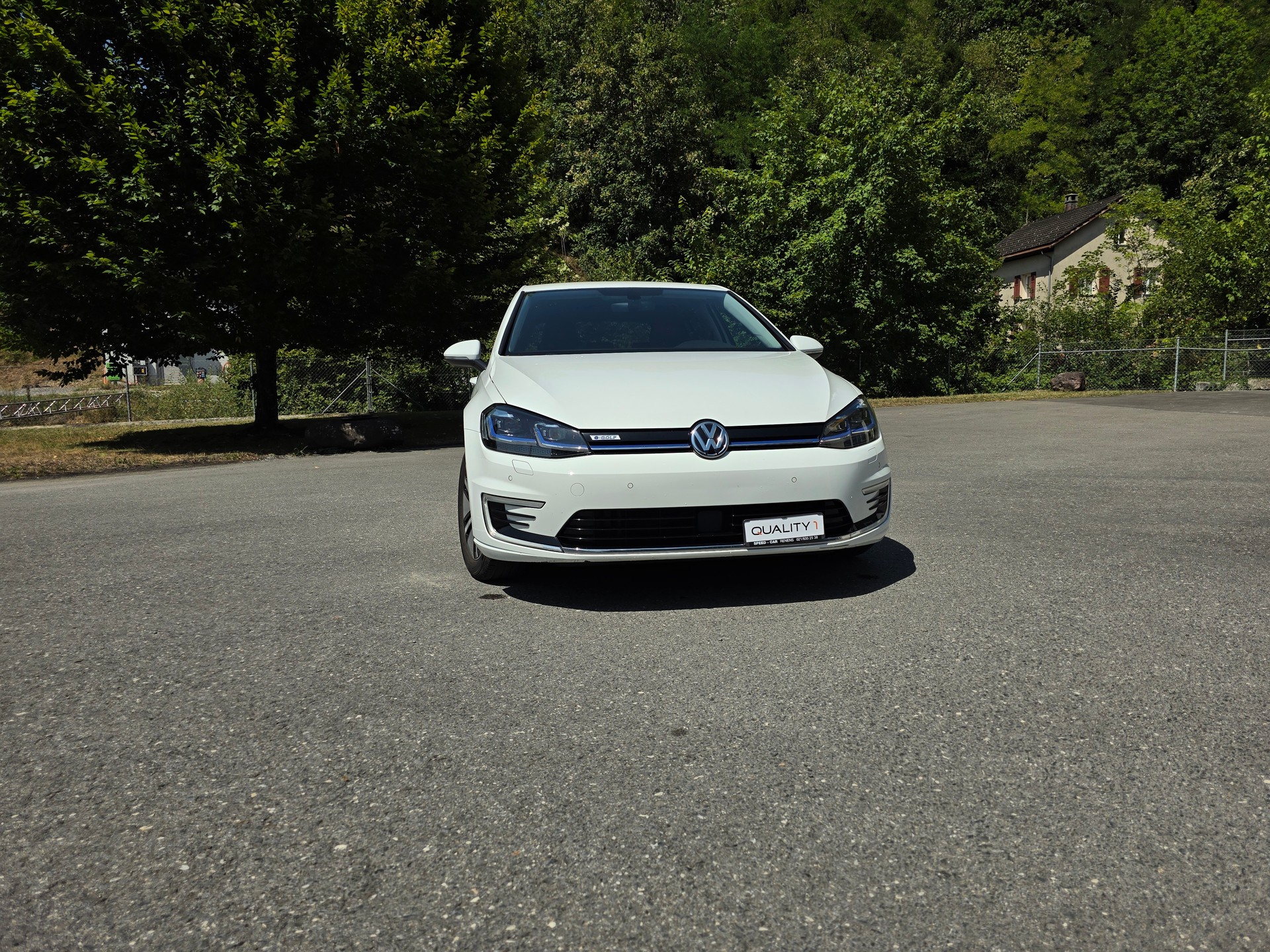 VW e-Golf-showroom-element-1