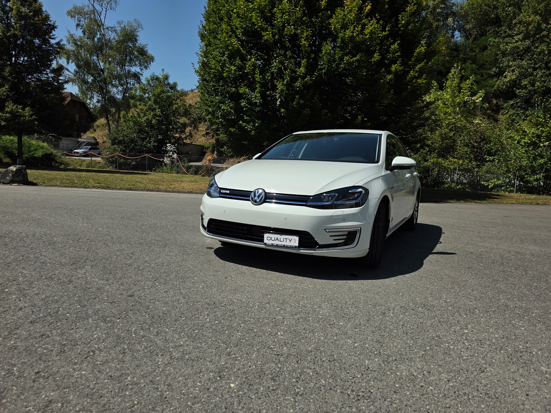 VW e-Golf-showroom-element-3