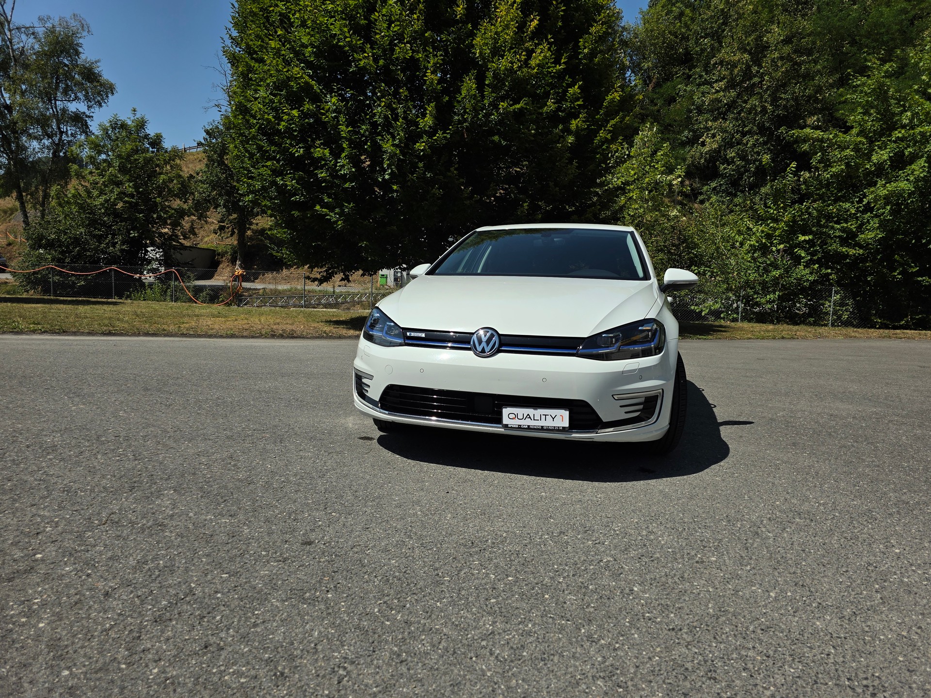 VW e-Golf-showroom-element-2