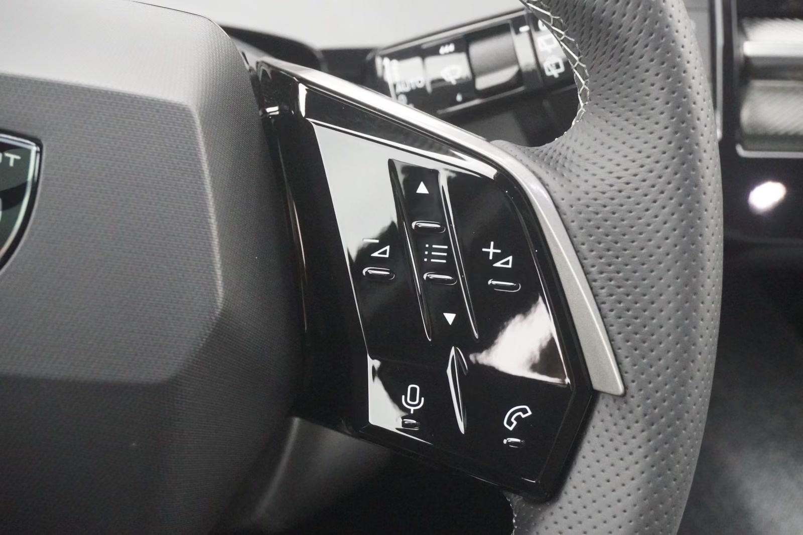 PEUGEOT 5008 1.2 Hybrid e-DCS6 GT Exclusive 7 Plätzer Anhängerkupplung-image-53