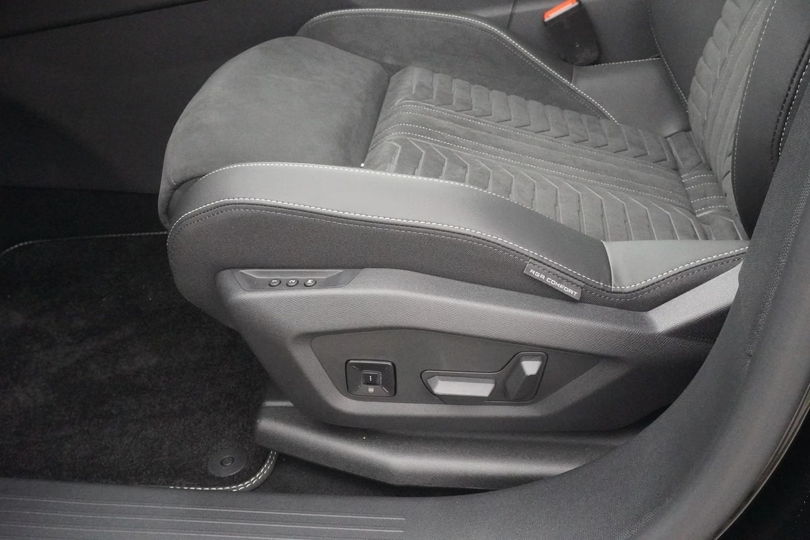 PEUGEOT 5008 1.2 Hybrid e-DCS6 GT Exclusive 7 Plätzer Anhängerkupplung-image-54