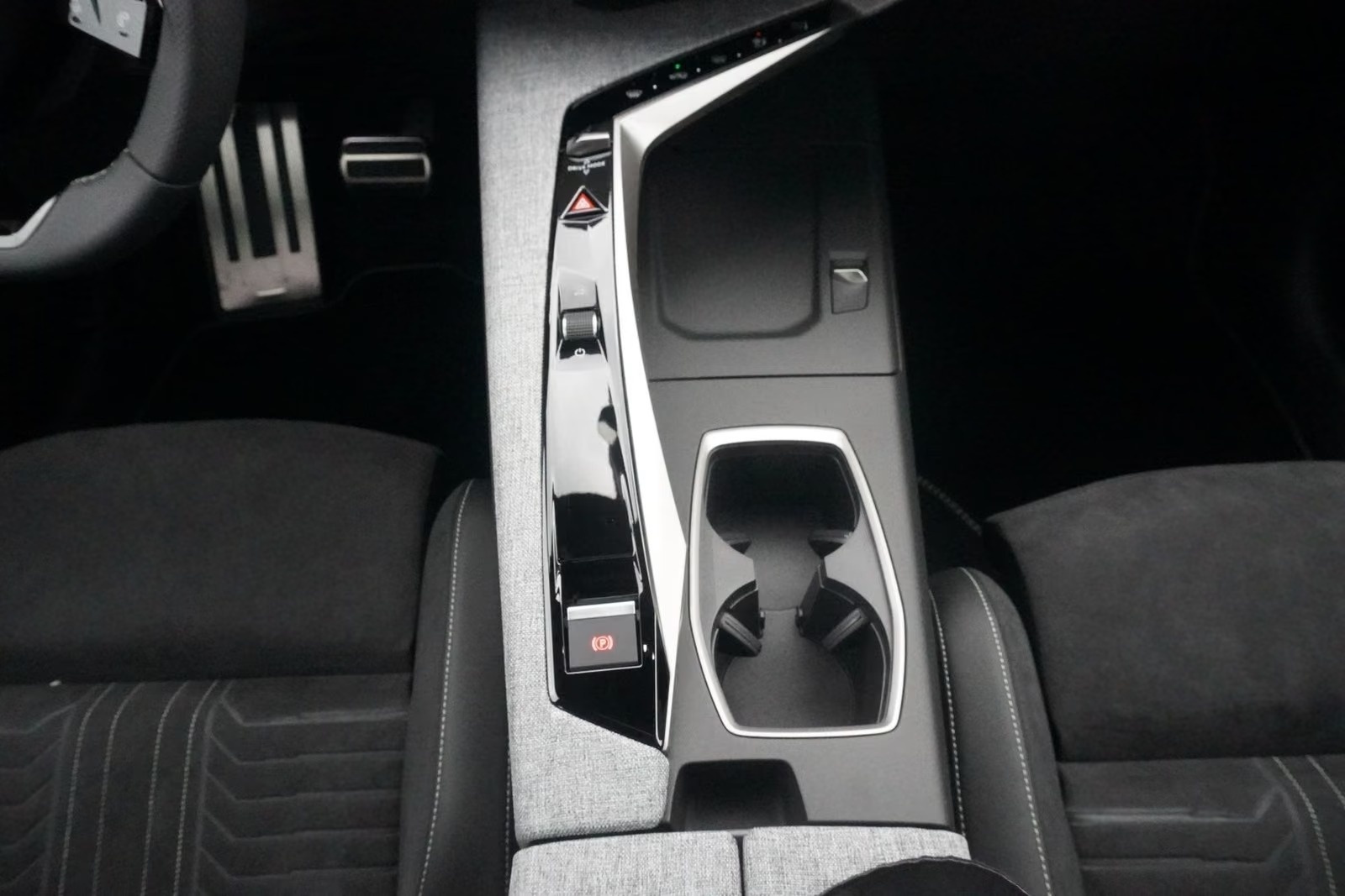 PEUGEOT 5008 1.2 Hybrid e-DCS6 GT Exclusive 7 Plätzer Anhängerkupplung-image-45