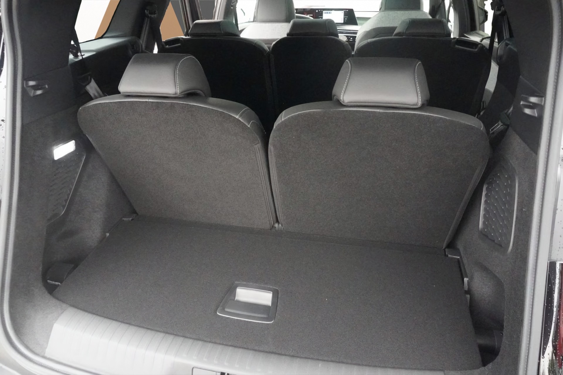 PEUGEOT 5008 1.2 Hybrid e-DCS6 GT Exclusive 7 Plätzer Anhängerkupplung-image-15