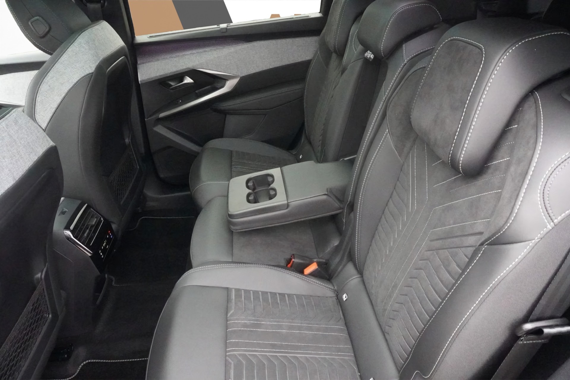PEUGEOT 5008 1.2 Hybrid e-DCS6 GT Exclusive 7 Plätzer Anhängerkupplung-image-38