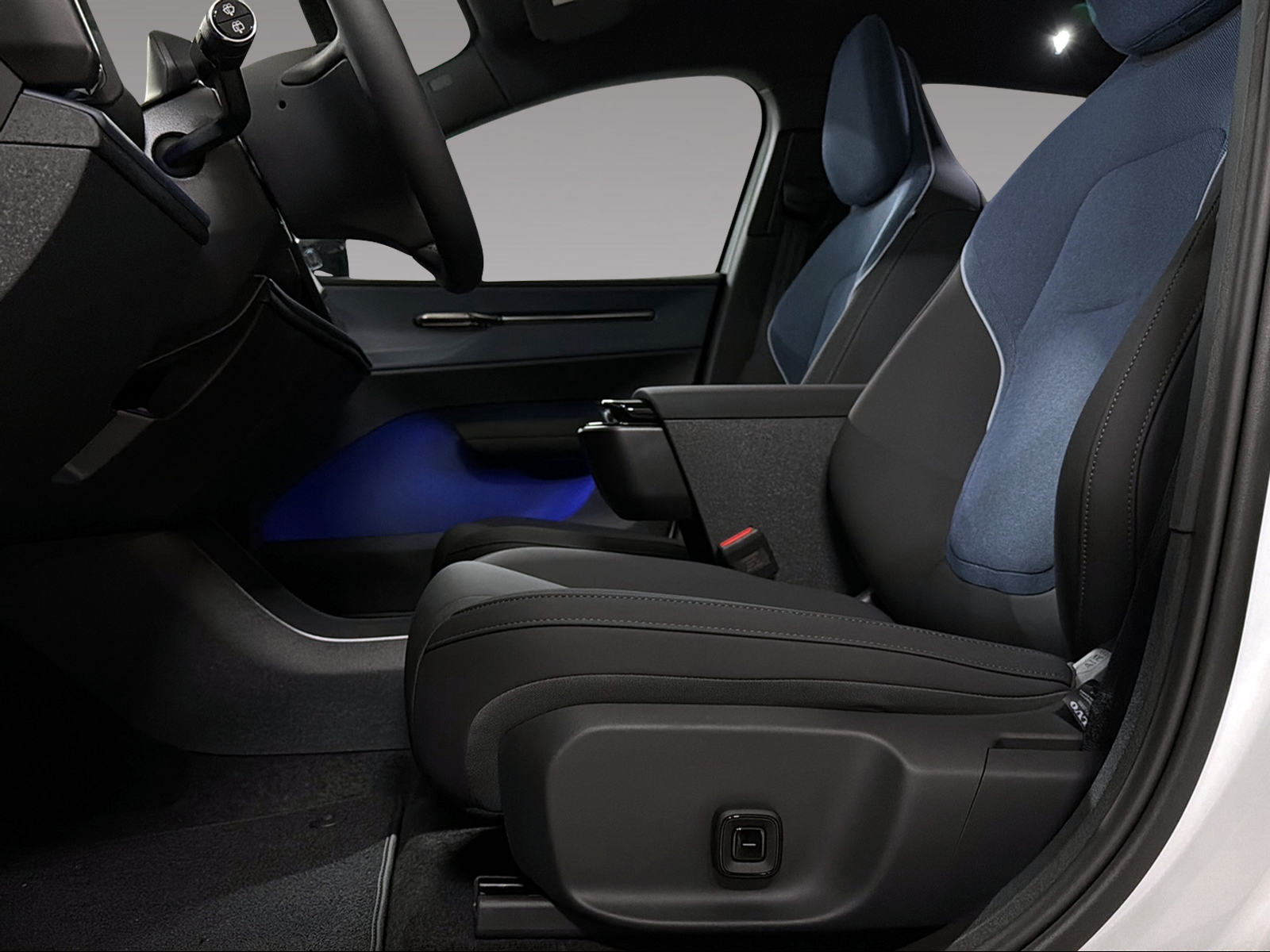 VOLVO EX 30 E60 Twin Ultra Performance Sw. Black Ed. AWD-image-8