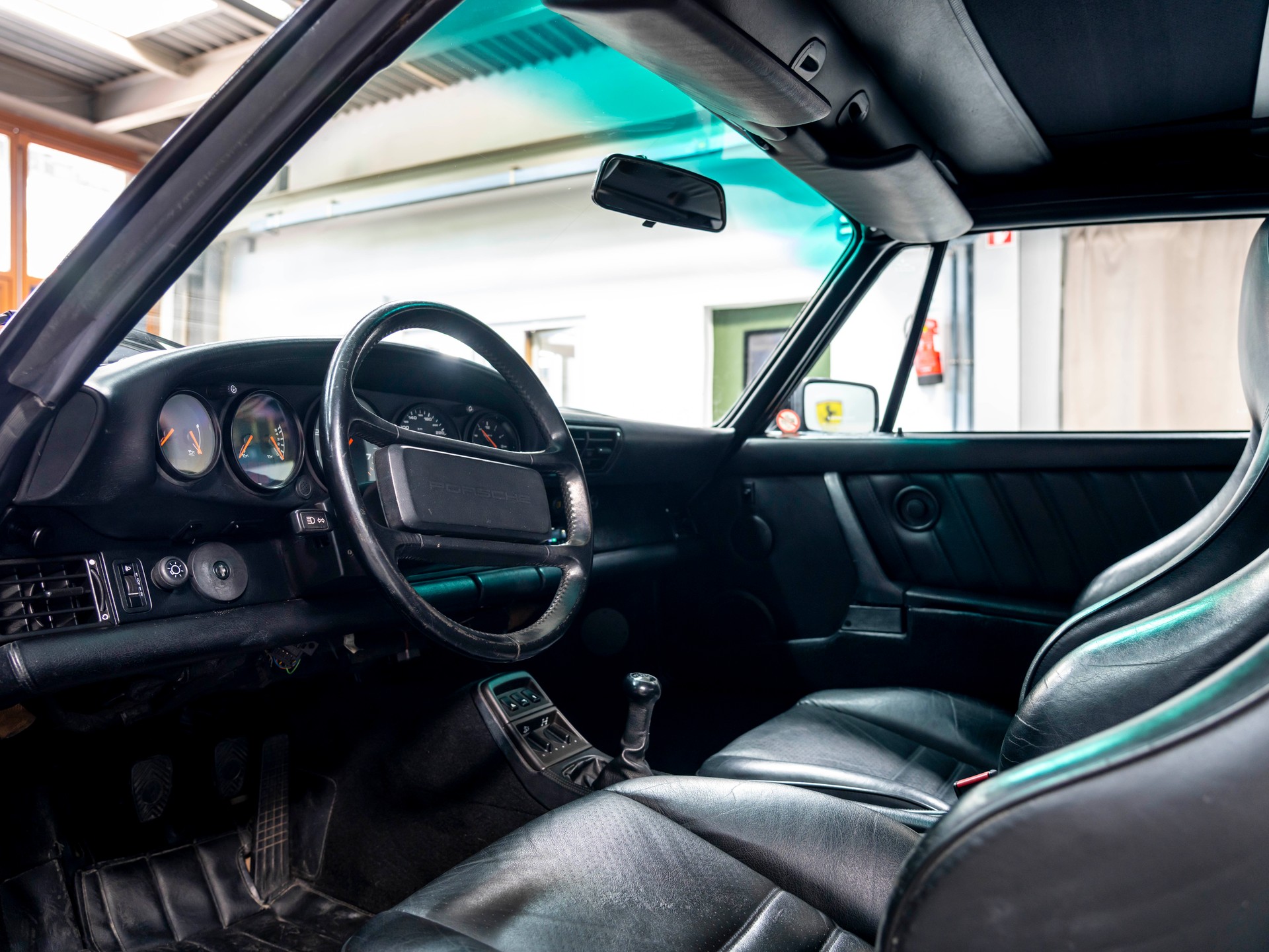 PORSCHE 911 Carrera 4 Cabrio-image-17
