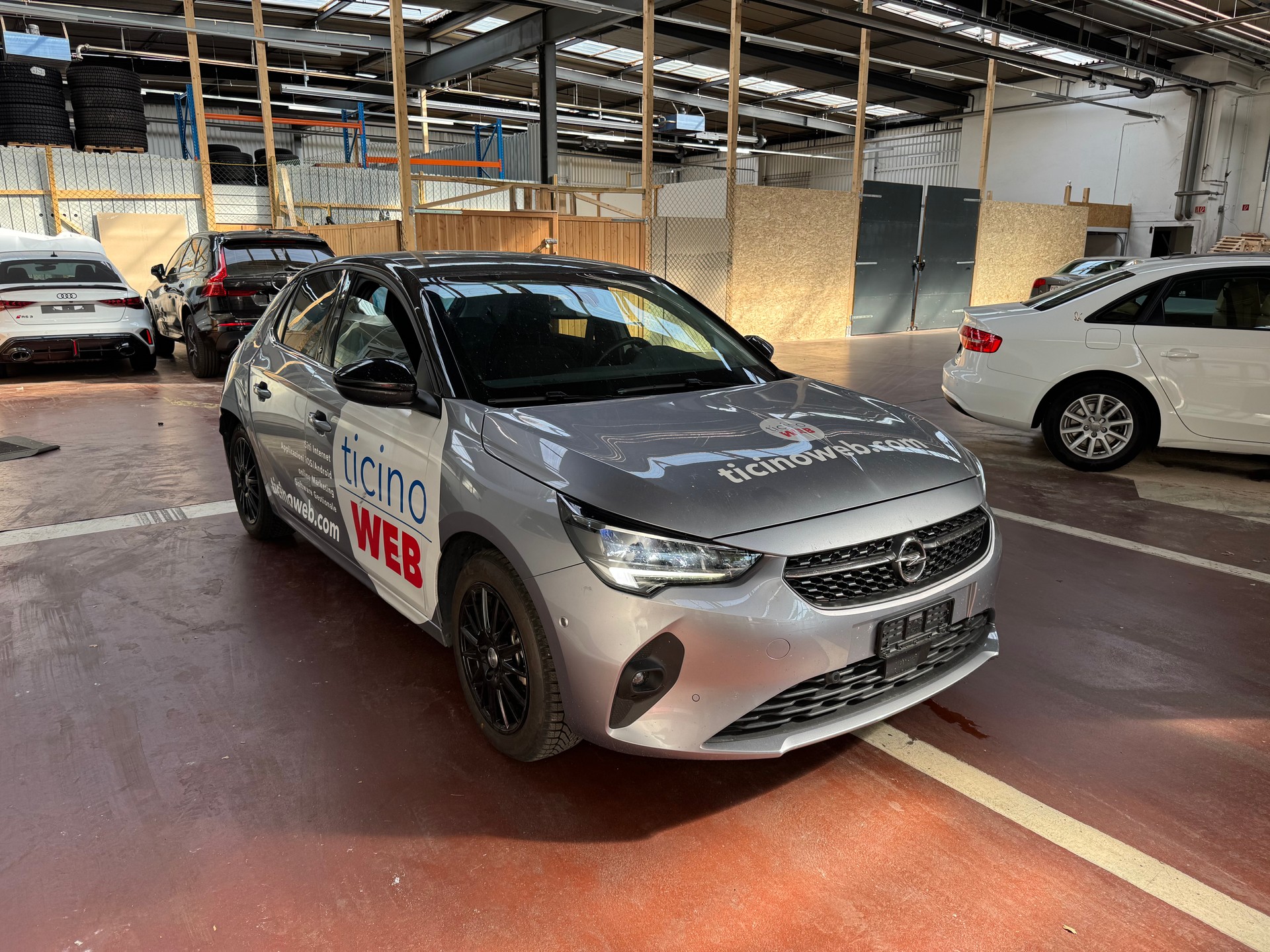 OPEL Corsa e-Edition-showroom-element-1