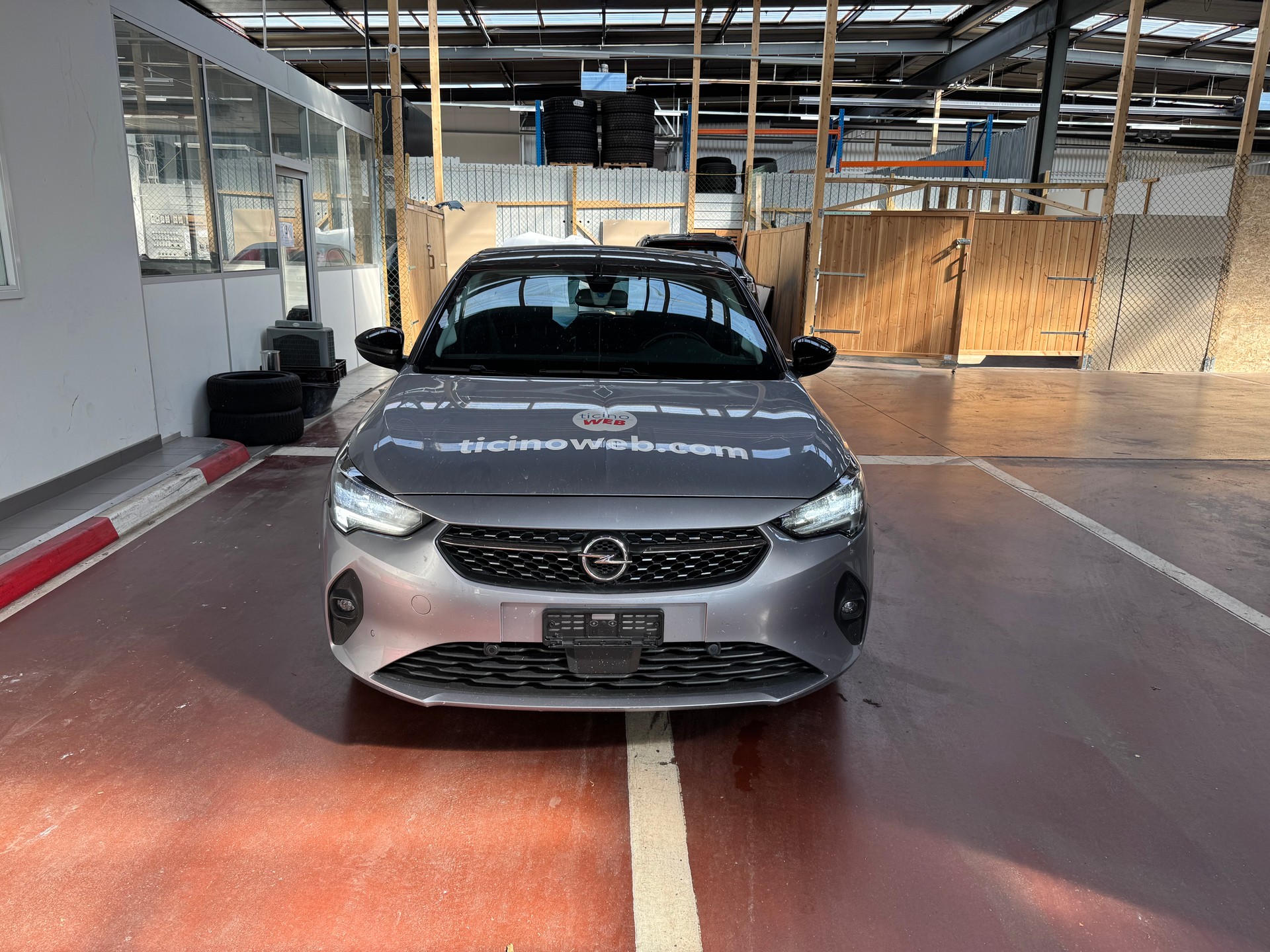 OPEL Corsa e-Edition-showroom-element-2