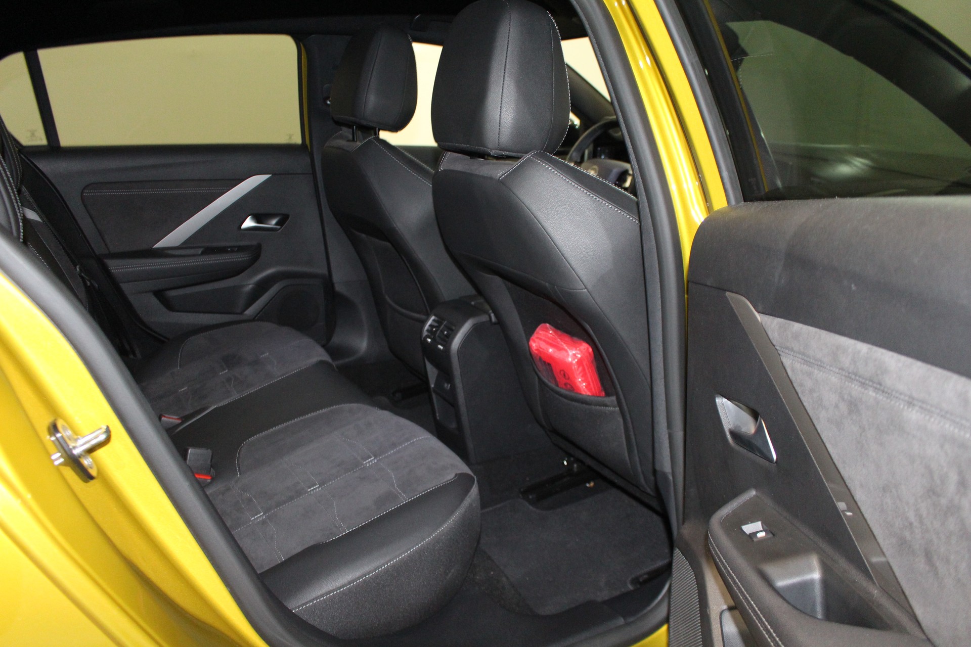 OPEL Astra 1.6 T PHEV 180 Swiss Plus-image-9