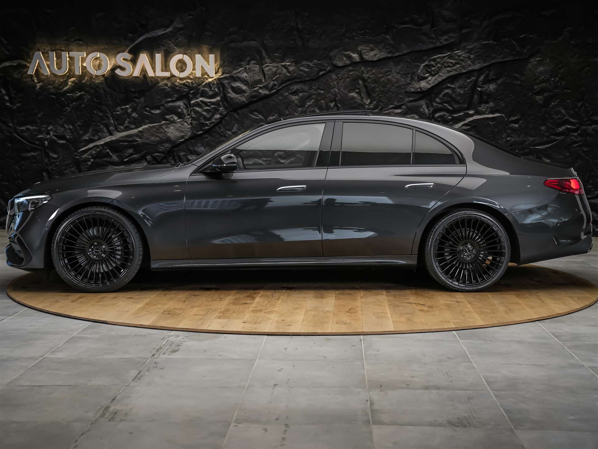 MERCEDES-BENZ E 220 d AMG Line 9G-Tronic *Werksgarantie*21" Felgen*Panorama*Lenkradheizung*-showroom-element-2