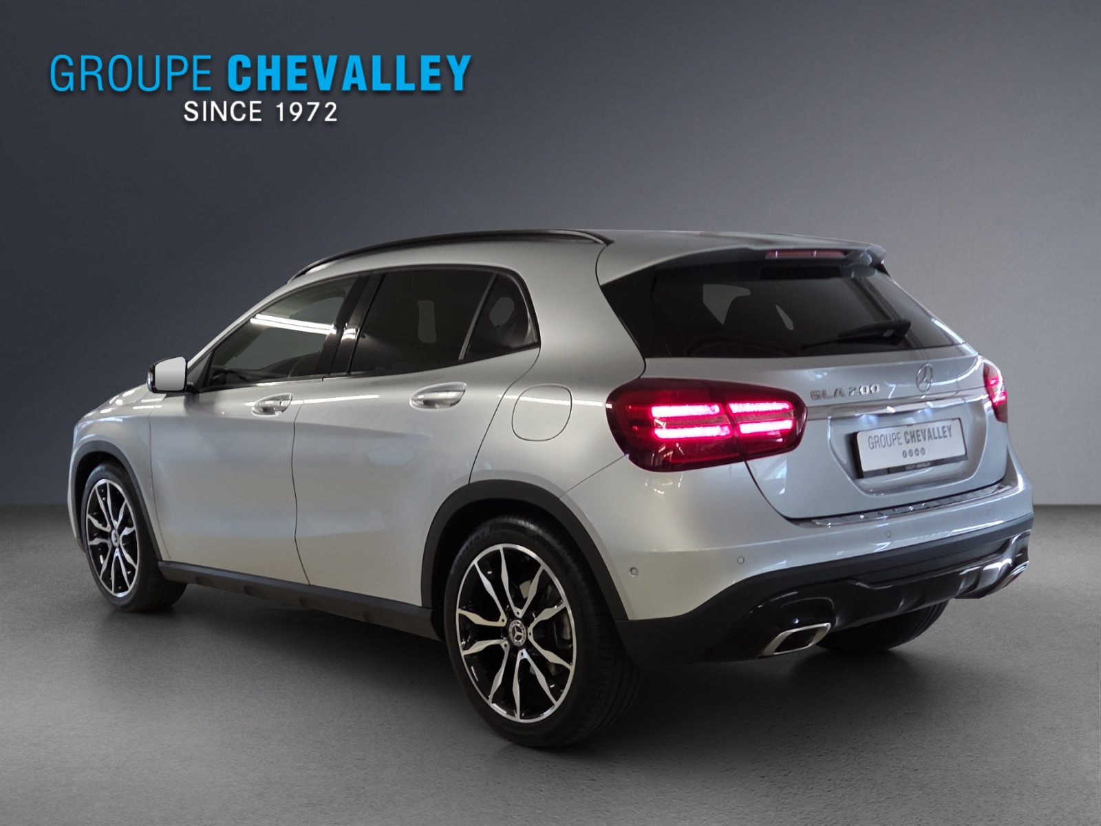 MERCEDES-BENZ GLA 200 Night Star-showroom-element-3