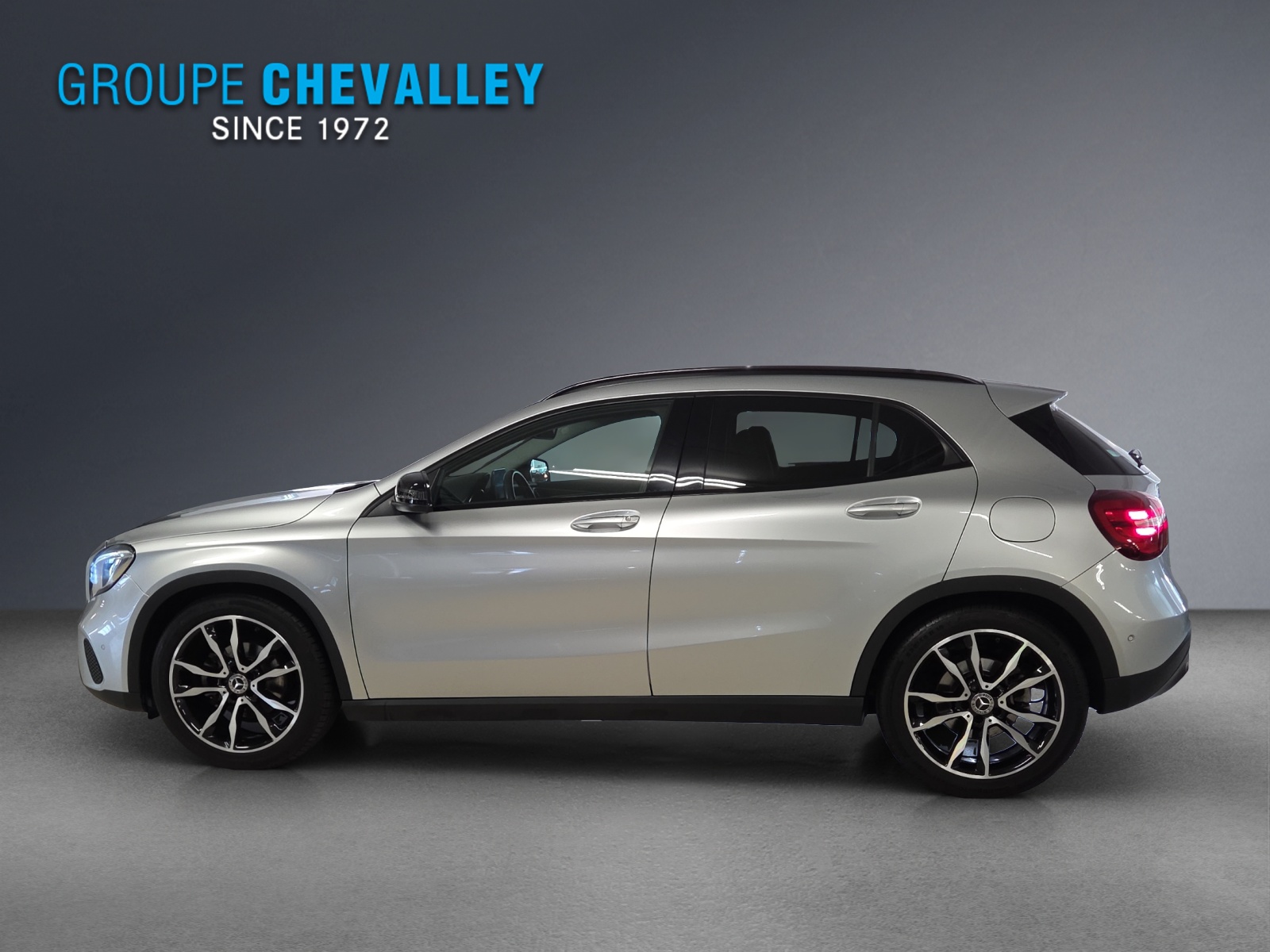 MERCEDES-BENZ GLA 200 Night Star-showroom-element-2