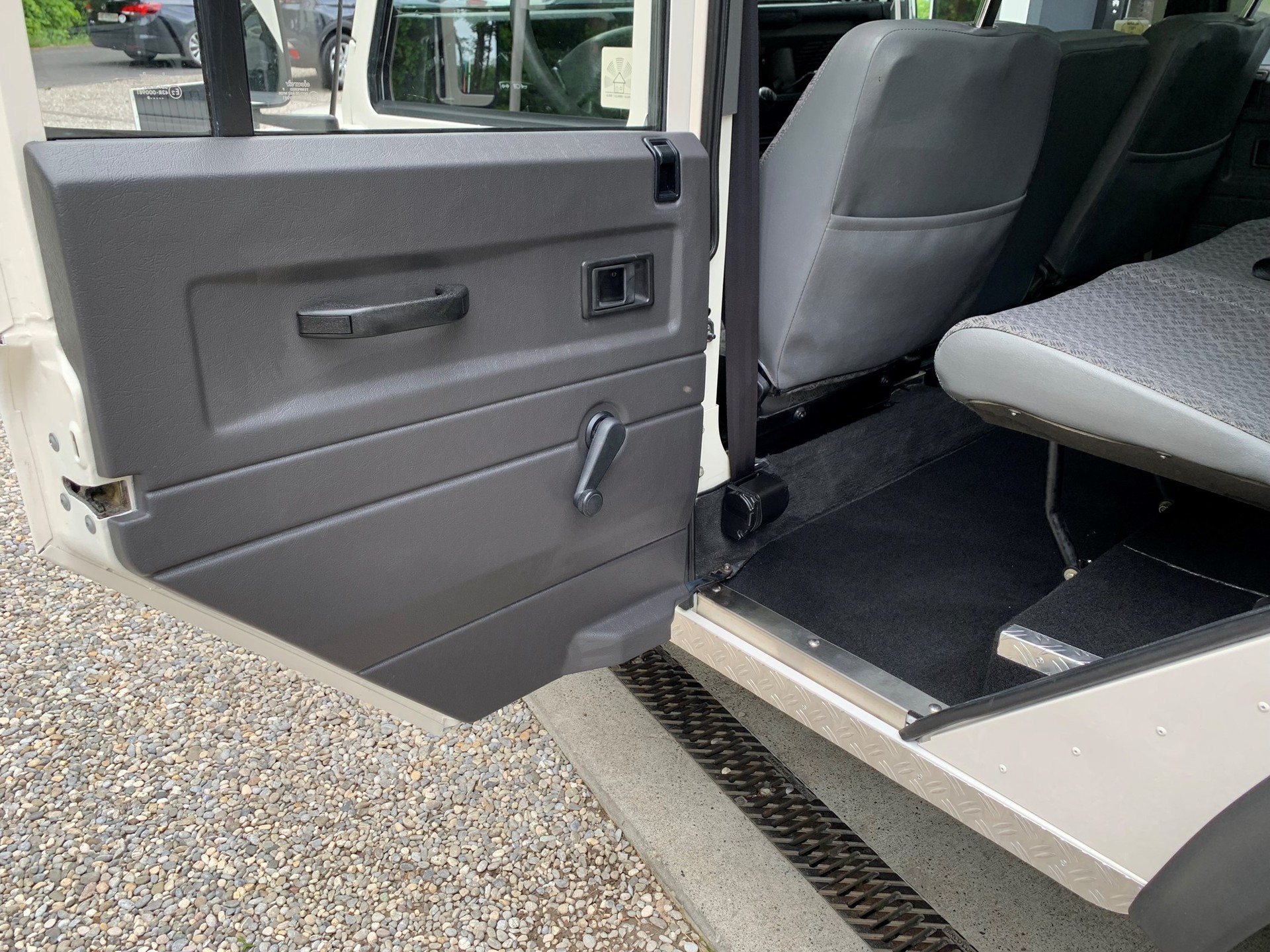 LAND ROVER Defender 110 SW 2.5 Td5-image-9