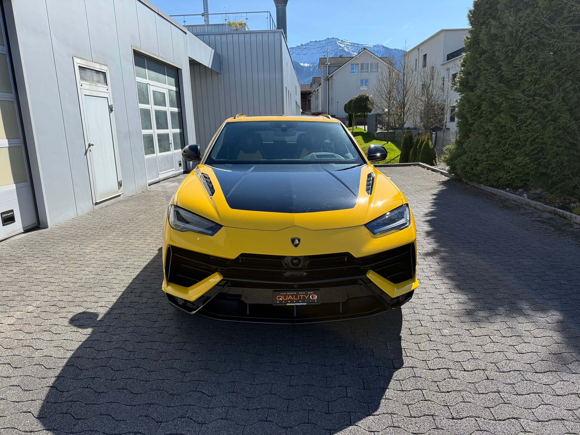LAMBORGHINI Urus E-Gear-showroom-element-2
