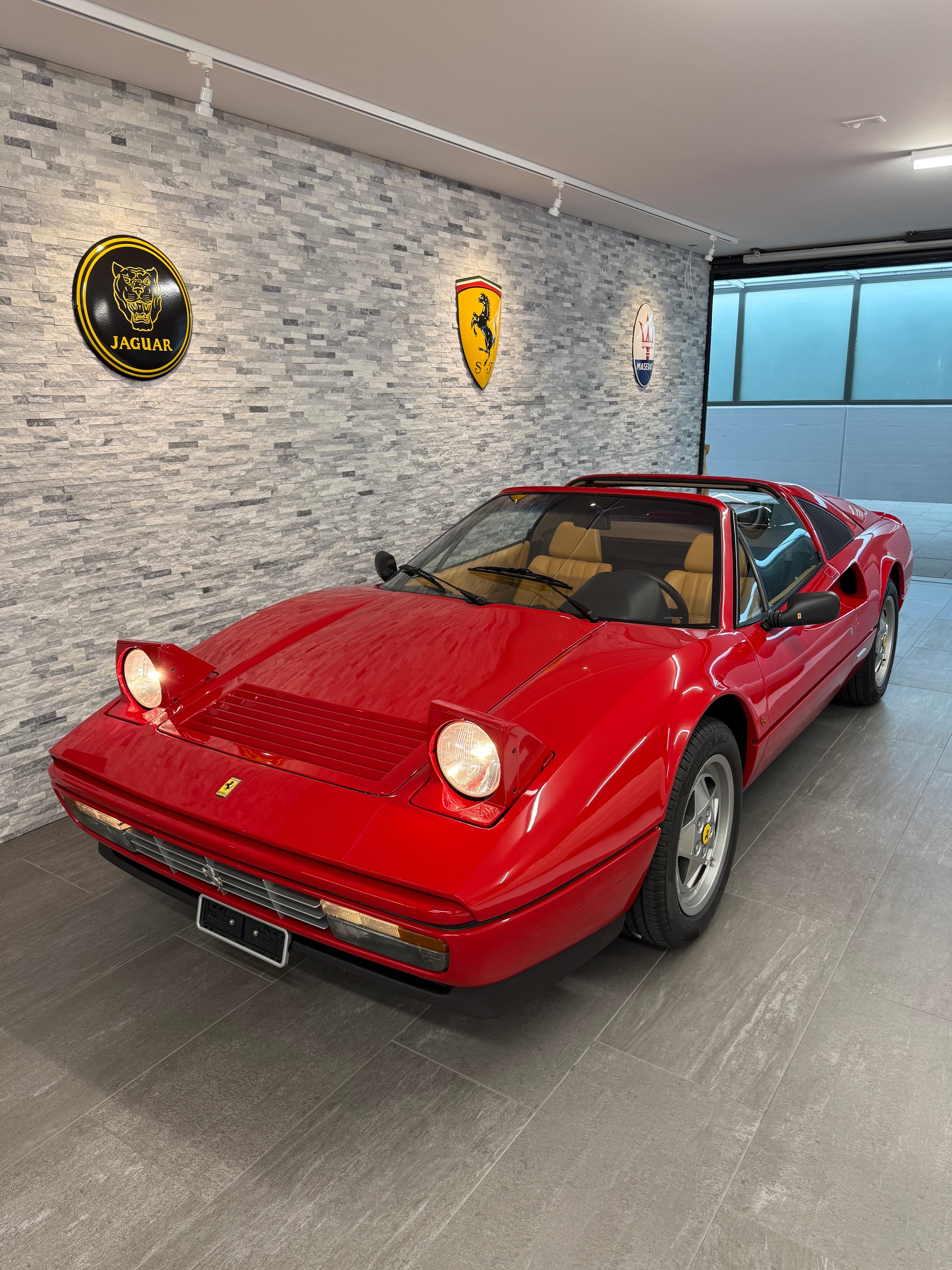 FERRARI GTS-image-1