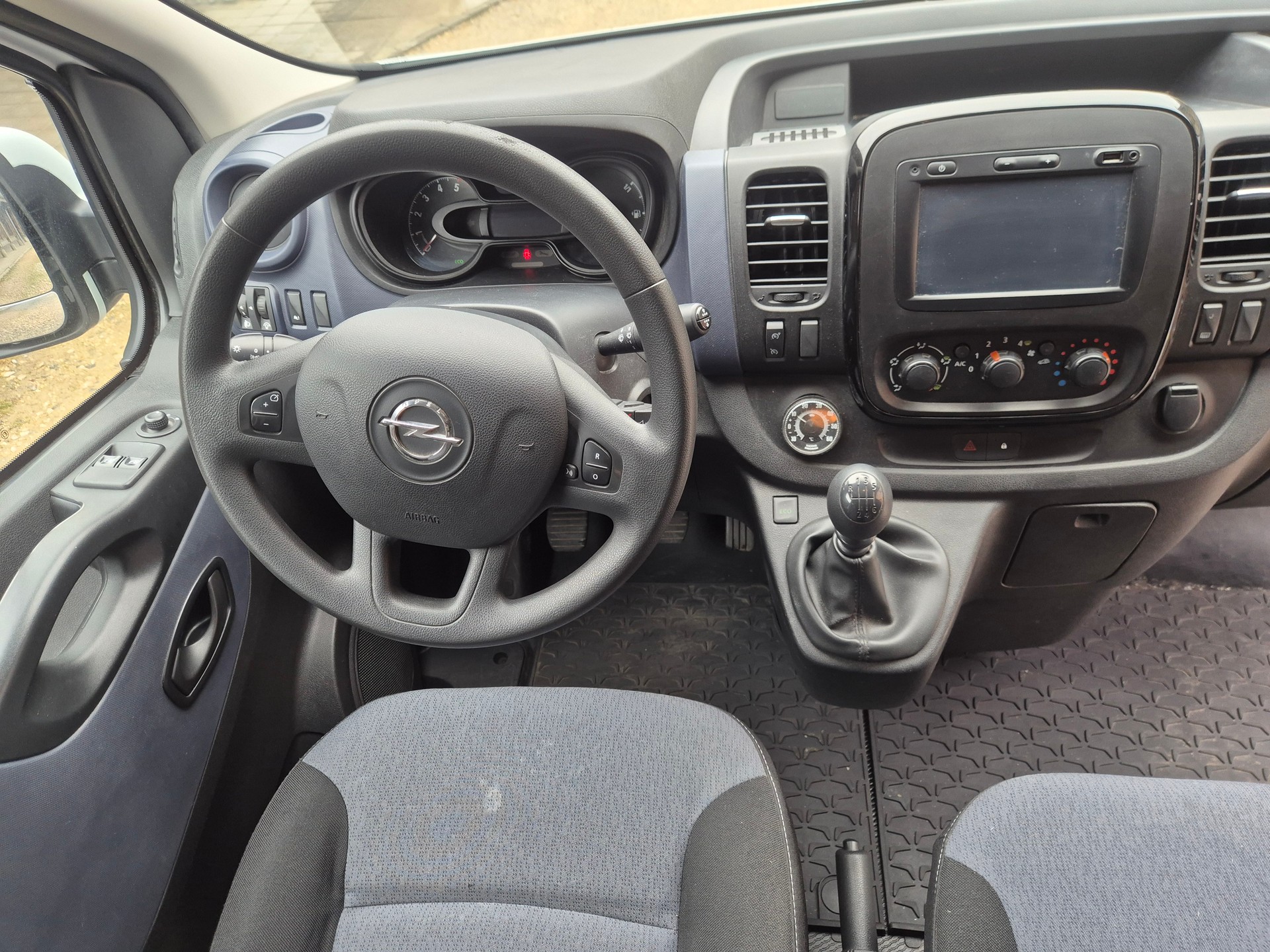OPEL VIVARO-image-8