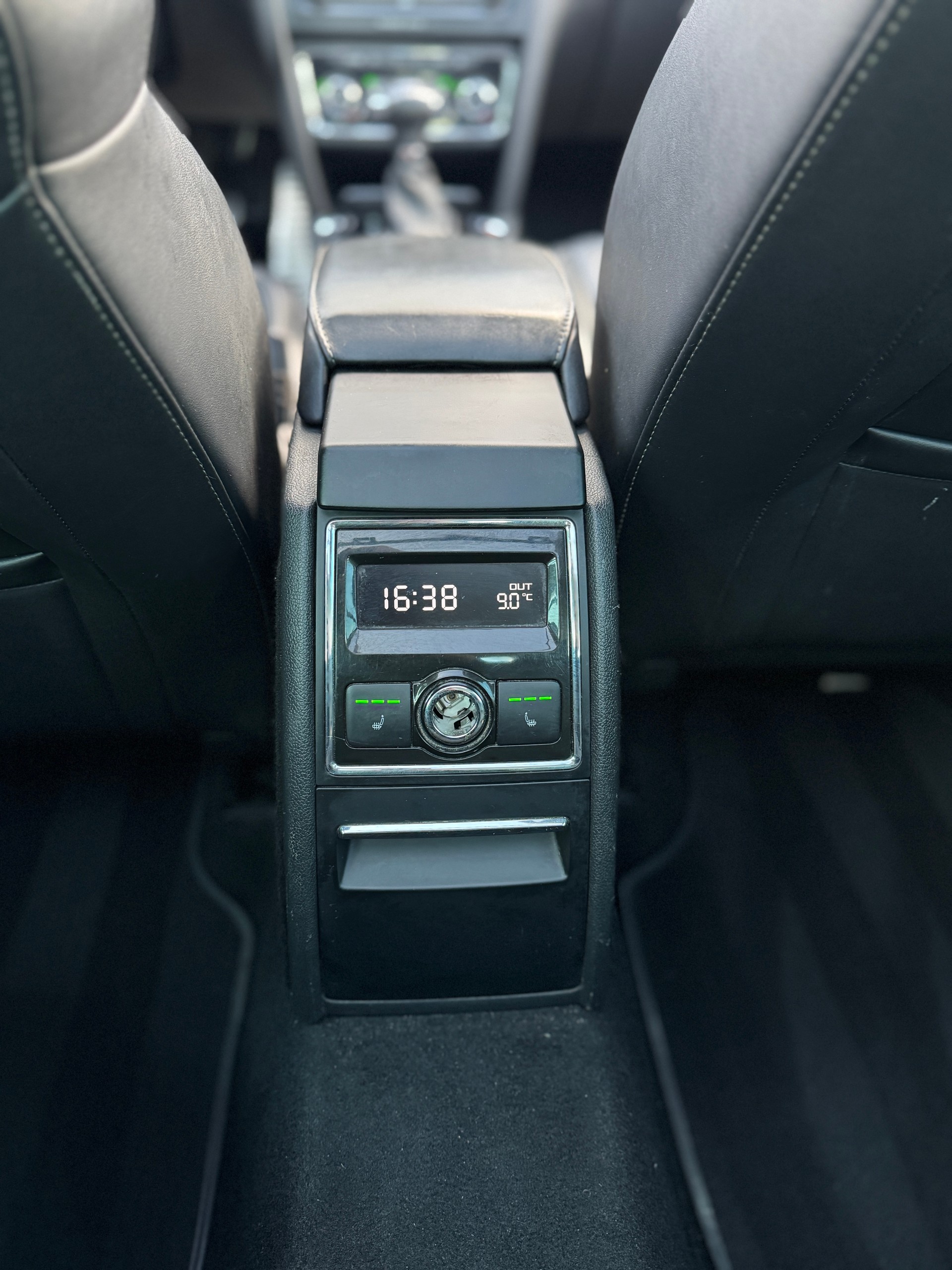 SKODA Superb Combi 2.0 TSI Ambition DSG-image-12