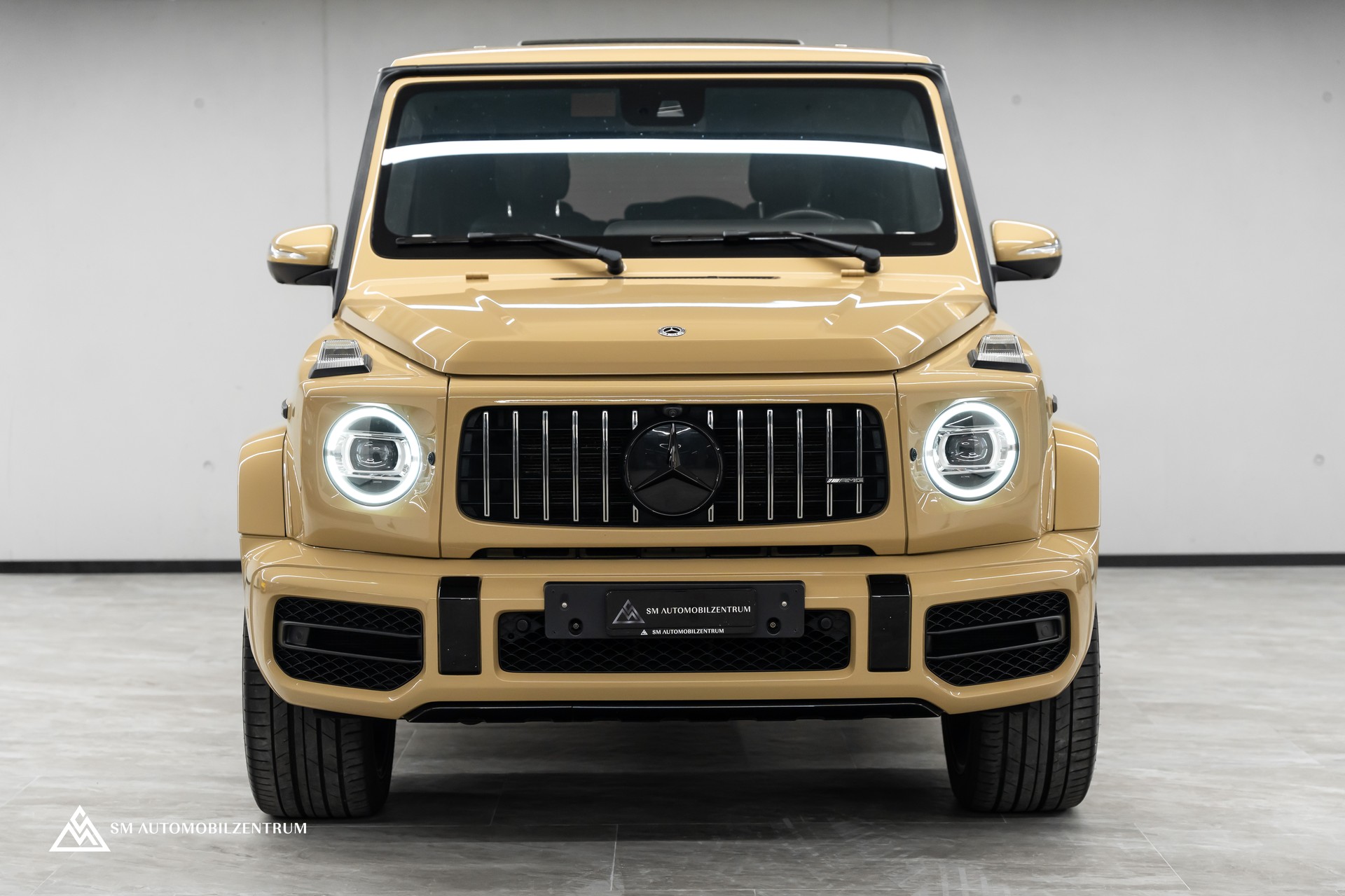 MERCEDES-BENZ G 63 AMG / Wüstensand / Burmester / Massage / 360° / Schiebedach-showroom-element-1