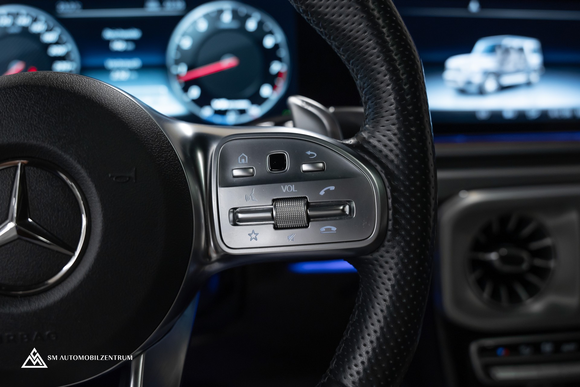 MERCEDES-BENZ G 63 AMG / Wüstensand / Burmester / Massage / 360° / Schiebedach-image-22
