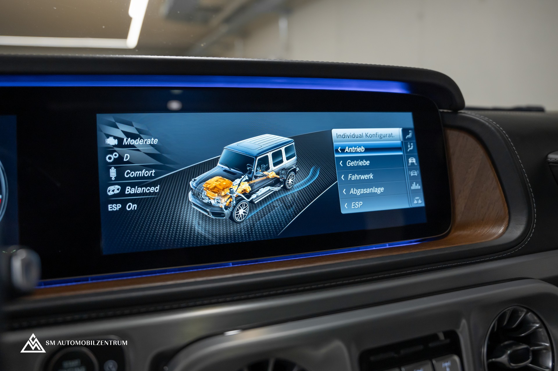 MERCEDES-BENZ G 63 AMG / Wüstensand / Burmester / Massage / 360° / Schiebedach-image-29