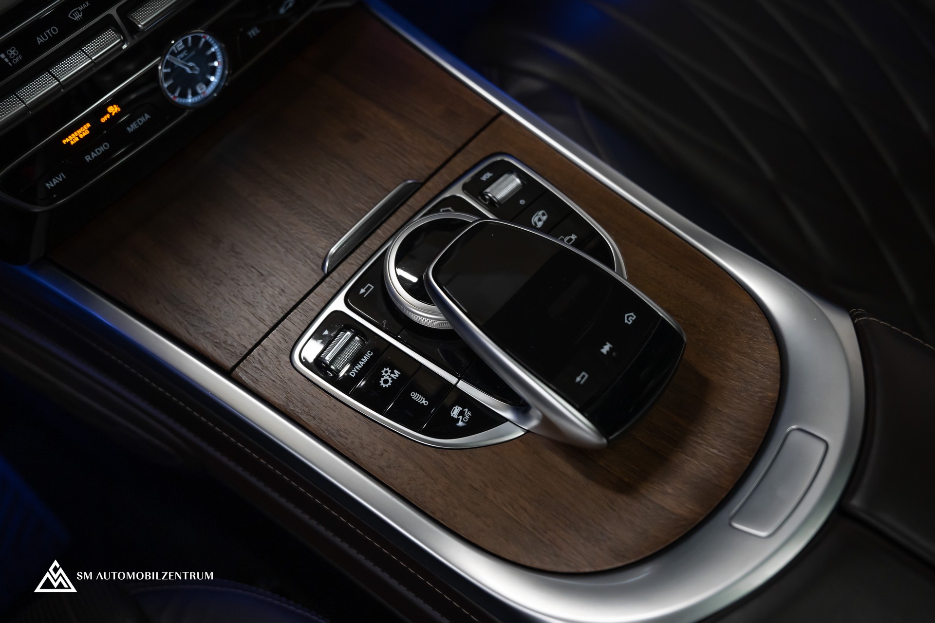 MERCEDES-BENZ G 63 AMG / Wüstensand / Burmester / Massage / 360° / Schiebedach-image-23