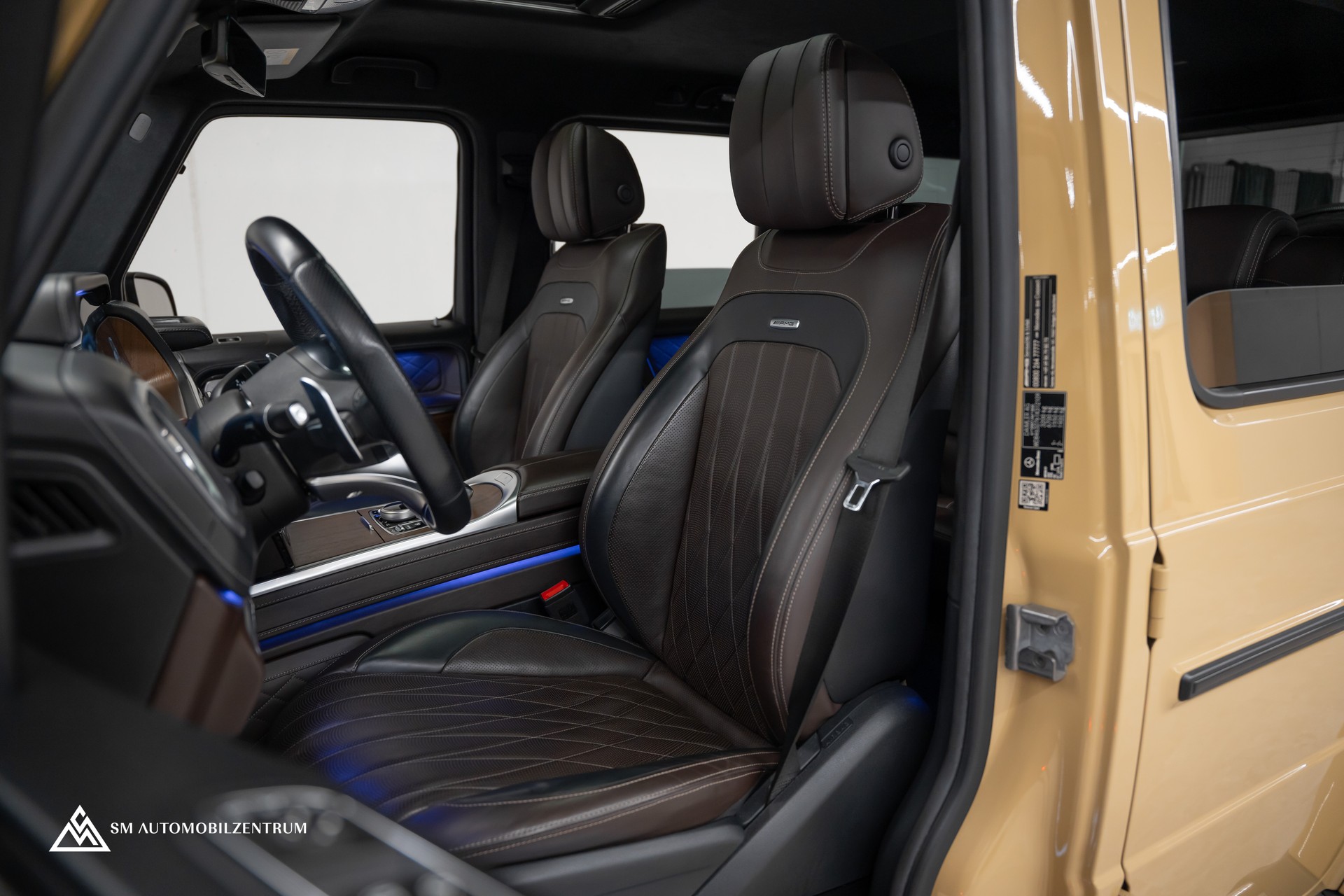 MERCEDES-BENZ G 63 AMG / Wüstensand / Burmester / Massage / 360° / Schiebedach-image-17